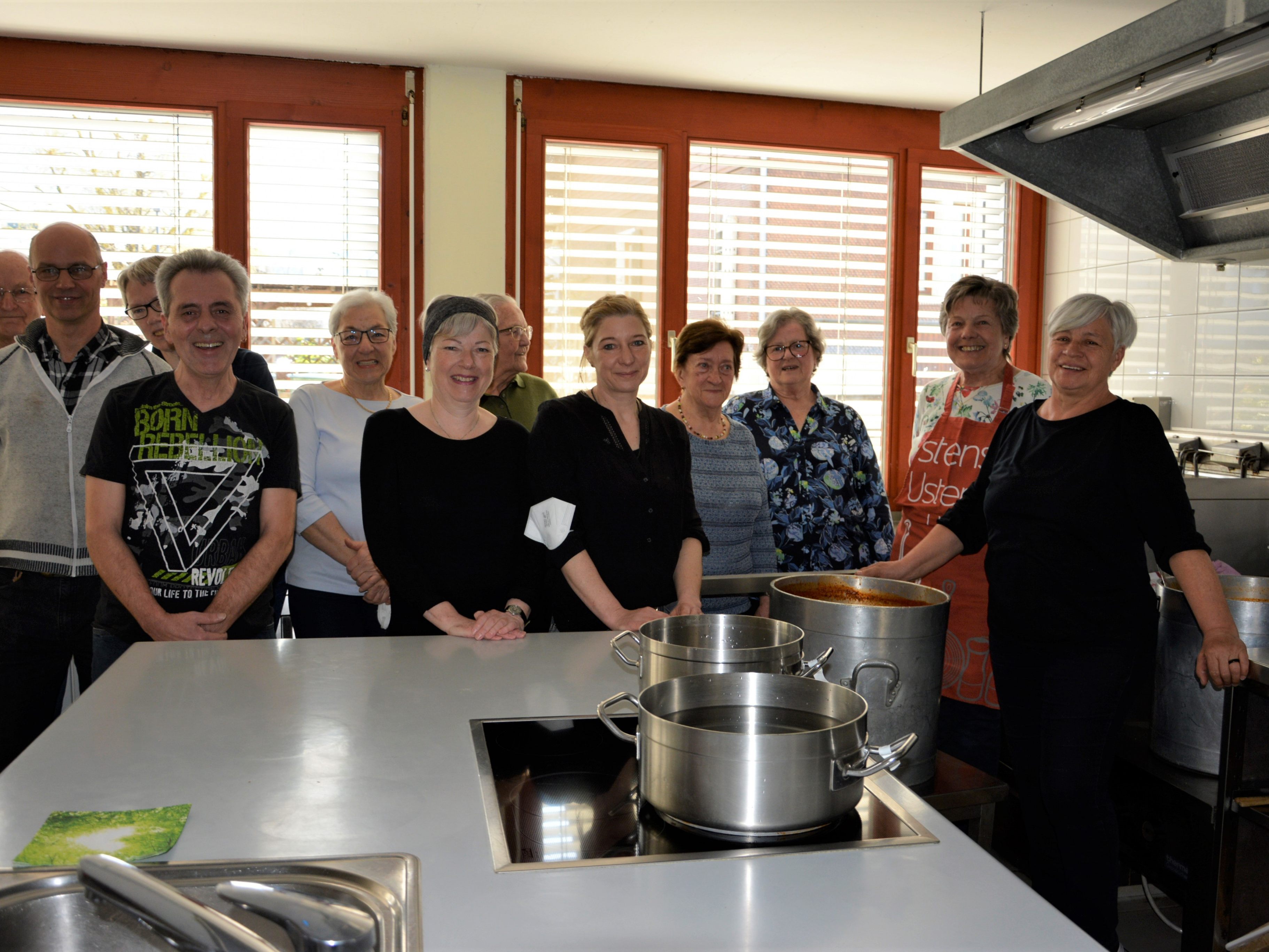 Bei der Pfarrgemeinderatswahl sorgte die Missionsrunde der Pfarre Hatlerdorf für eine kräftige Gulaschsuppe.