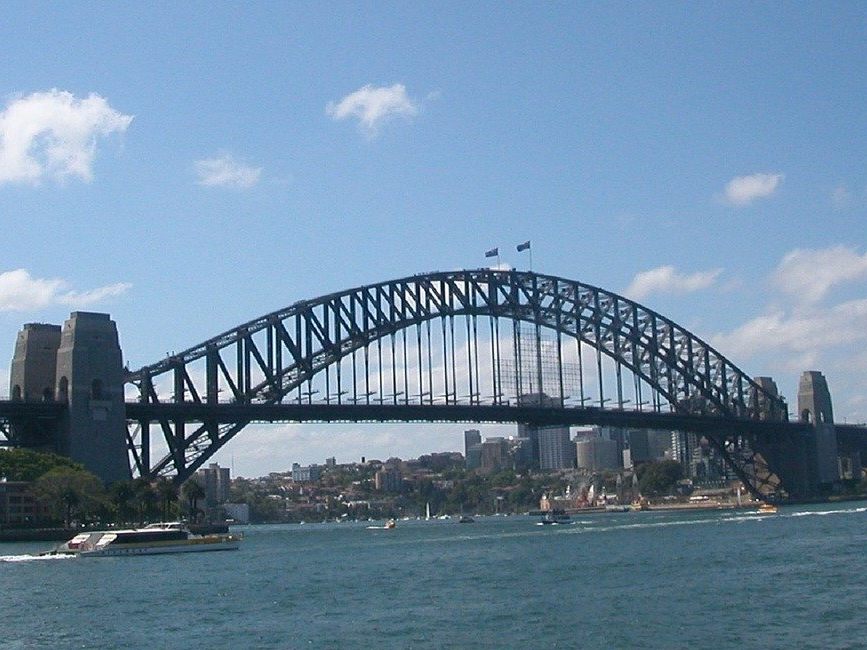 Auf der stark befahrenen Sydney-Harbour-Bridge kam es zu einem schweren Verkehrsunfall. Auf der stark befahrenen Sydney-Harbour-Bridge kam es zu einem schweren Verkehrsunfall.