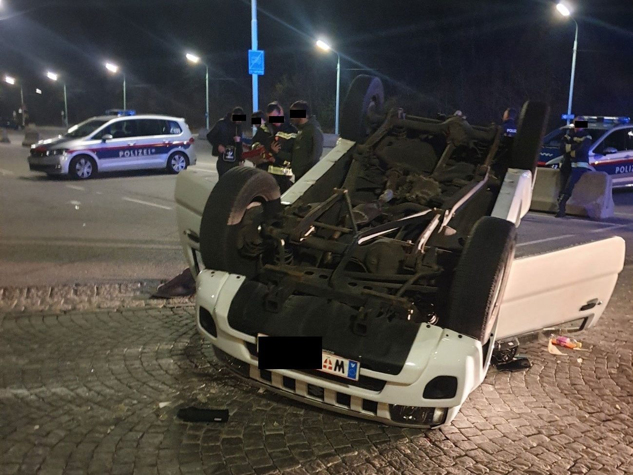 Der Unfallwagen auf der Höhenstraße in Döbling Der Unfallwagen auf der Höhenstraße in Döbling
