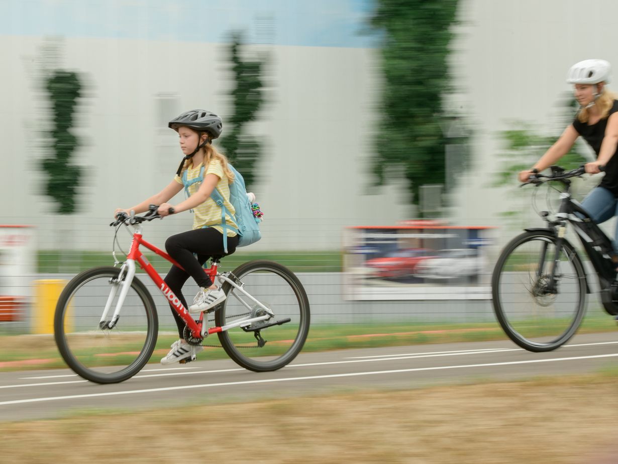 Fahrradhelme für Kinder sorgen für Sicherheit. Dabei muss es nicht immer das Spitzenmodell sein.