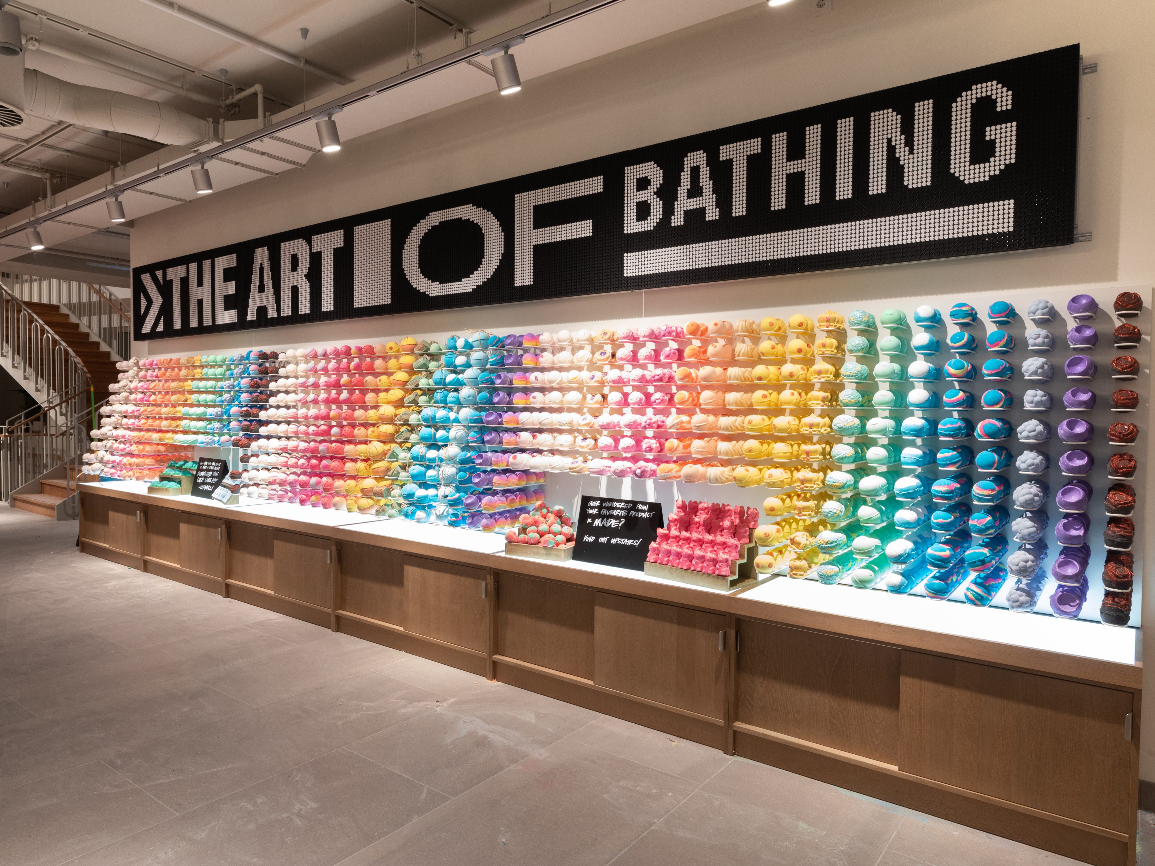 Kunterbunte Badefreuden: Am World Bath Bomb Day kann man sich bei LUSH eine gratis Badebombe holen oder auch selbst bei einem DIY Workshop eine basteln Kunterbunte Badefreuden: Am World Bath Bomb Day kann man sich bei LUSH eine gratis Badebombe holen oder auch selbst bei einem DIY Workshop eine basteln
