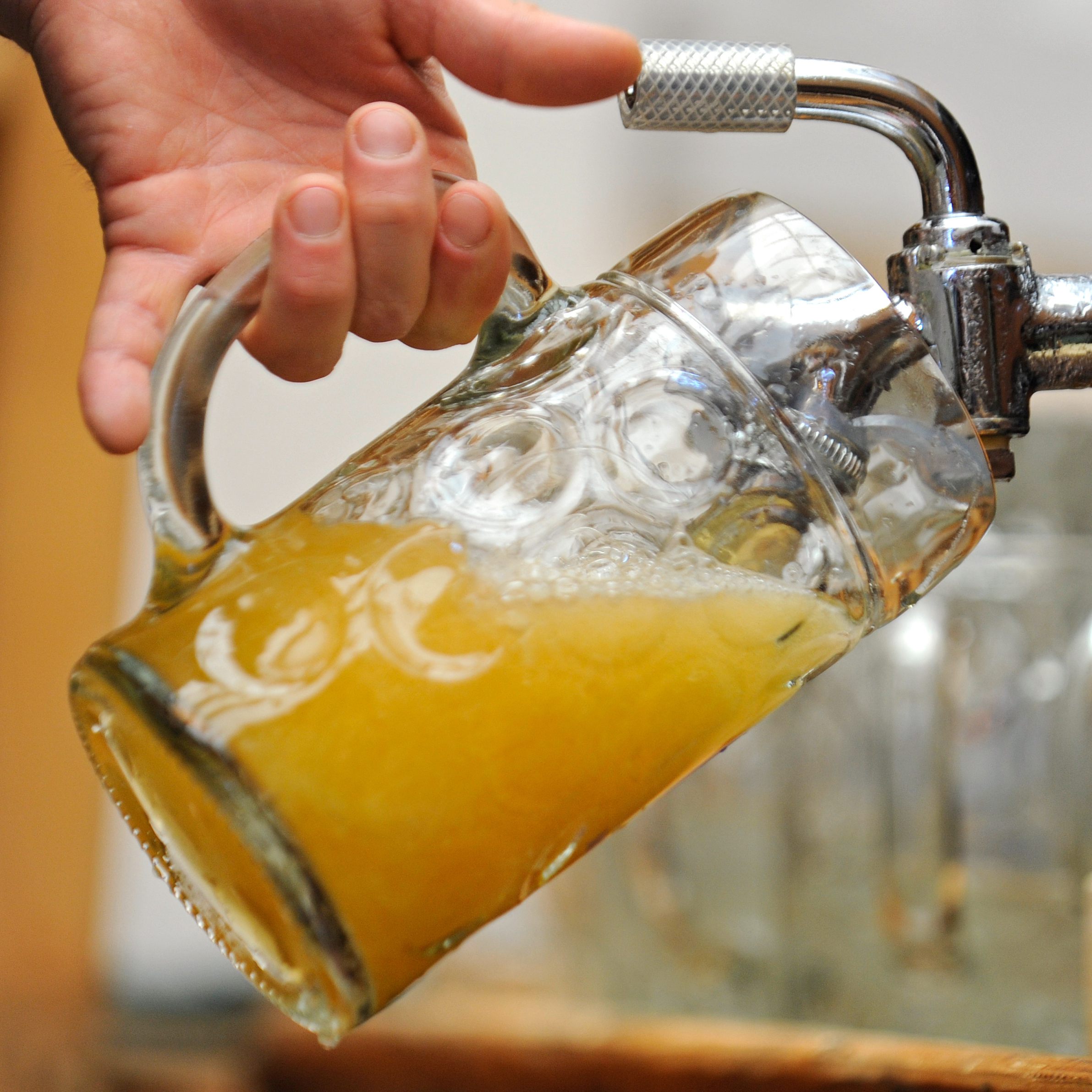 Die Brauerei Anheuser-Busch Inbev startet mit der ukrainischen Biermarke Chernigivske eine Hilfsaktion für die Ukraine.