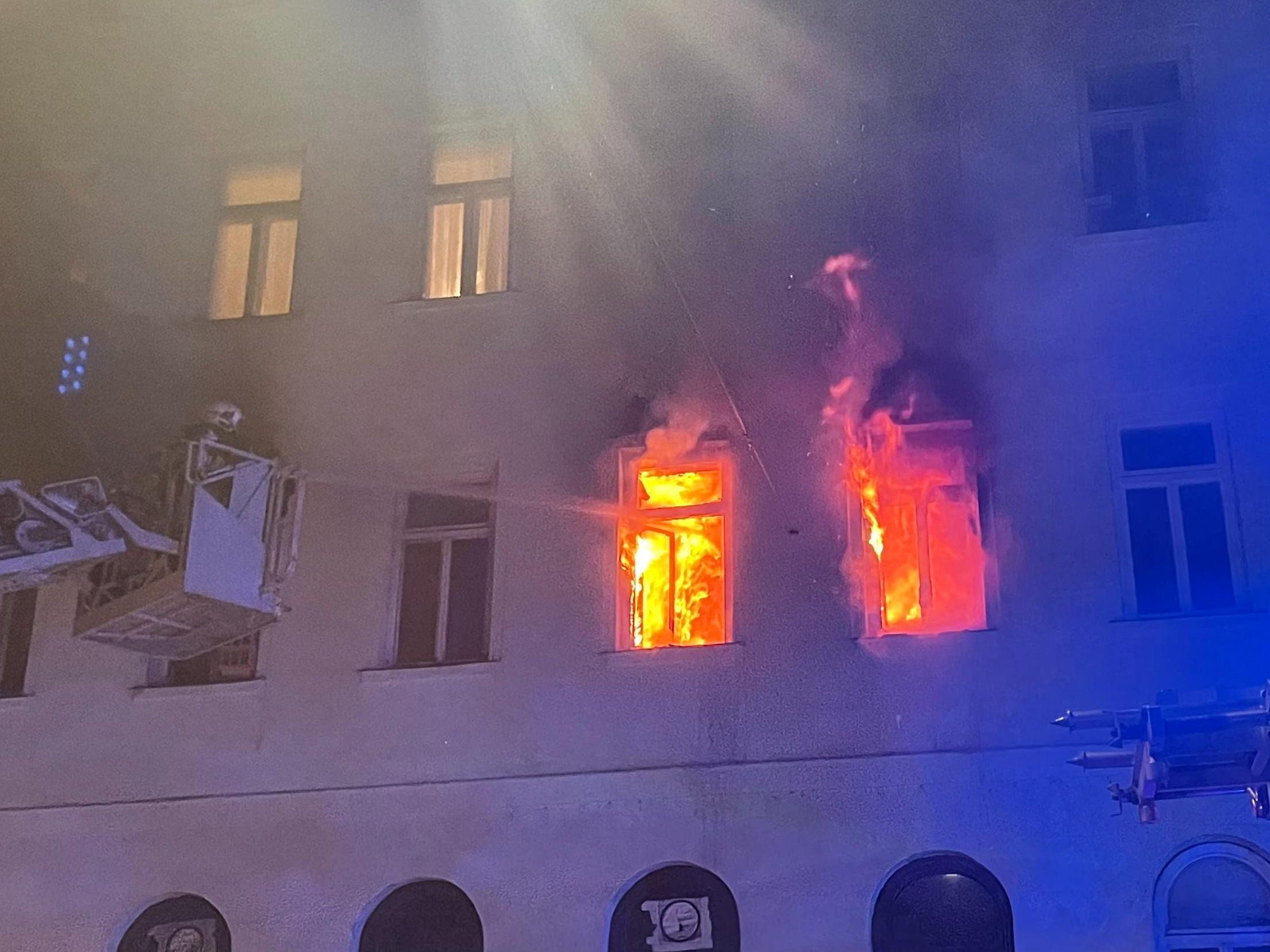 Bei einem Zimmerbrand in Wien-Brigittenau wurde eine Person verletzt. Bei einem Zimmerbrand in Wien-Brigittenau wurde eine Person verletzt.