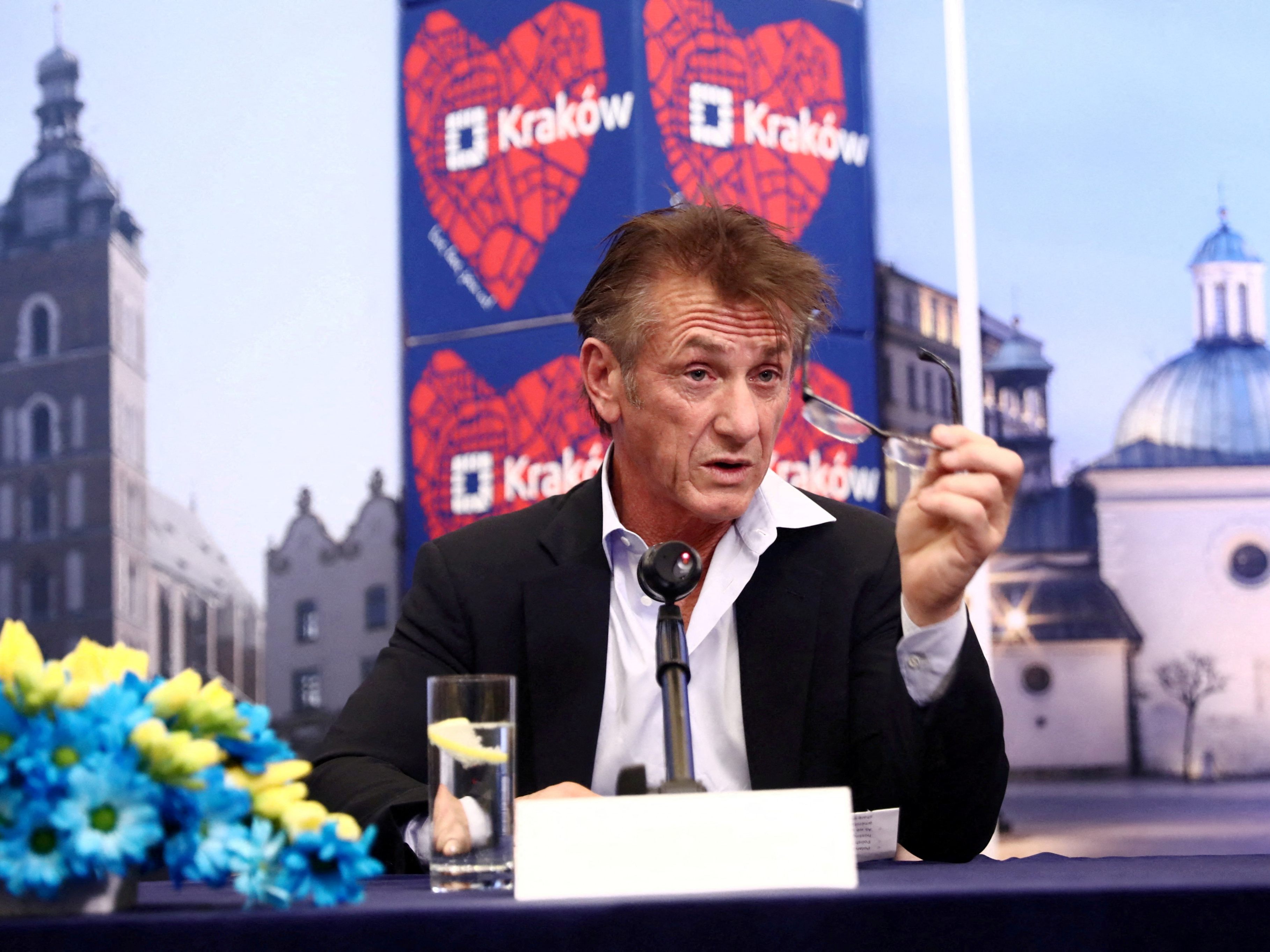 Überlegt Sean Penn ernsthaft, die Ukraine im Krieg kämpferisch zu unterstützen? Überlegt Sean Penn ernsthaft, die Ukraine im Krieg kämpferisch zu unterstützen?