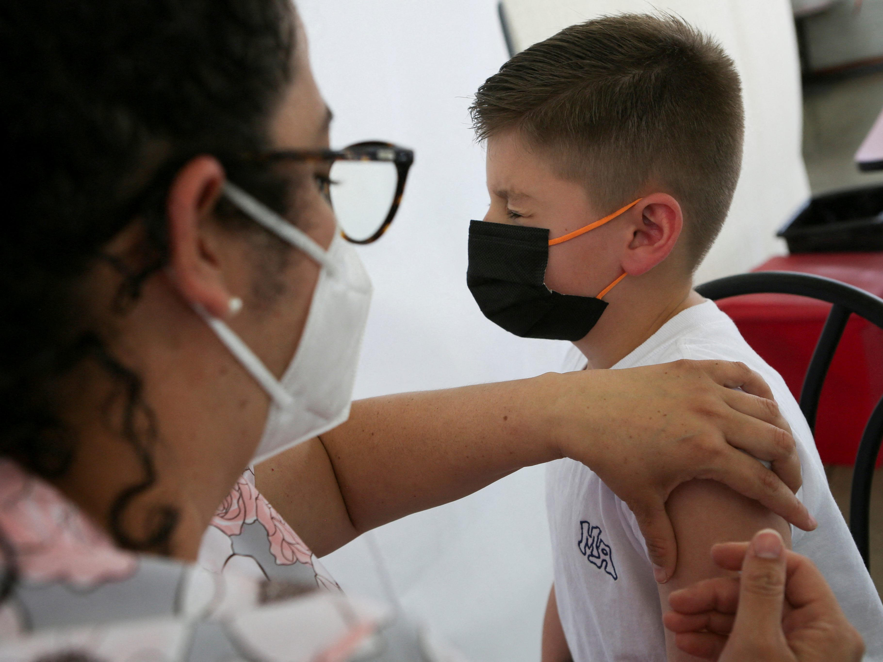 Boostern hilft Kindern gegen Omikron. Boostern hilft Kindern gegen Omikron.
