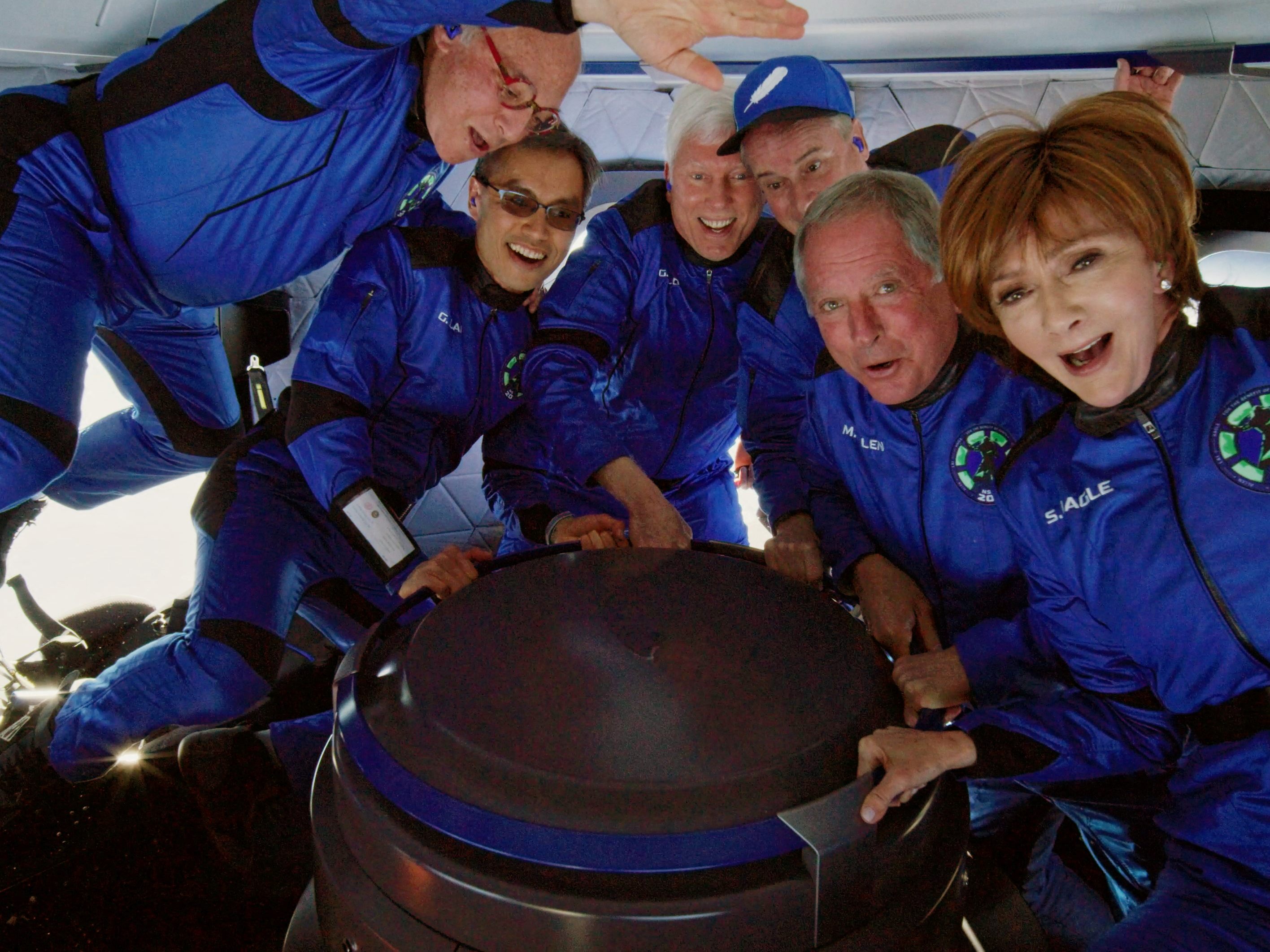Insgesamt 6 Weltraumtouristen waren beim Flug ins All an Bord der Rakete. Insgesamt 6 Weltraumtouristen waren beim Flug ins All an Bord der Rakete.