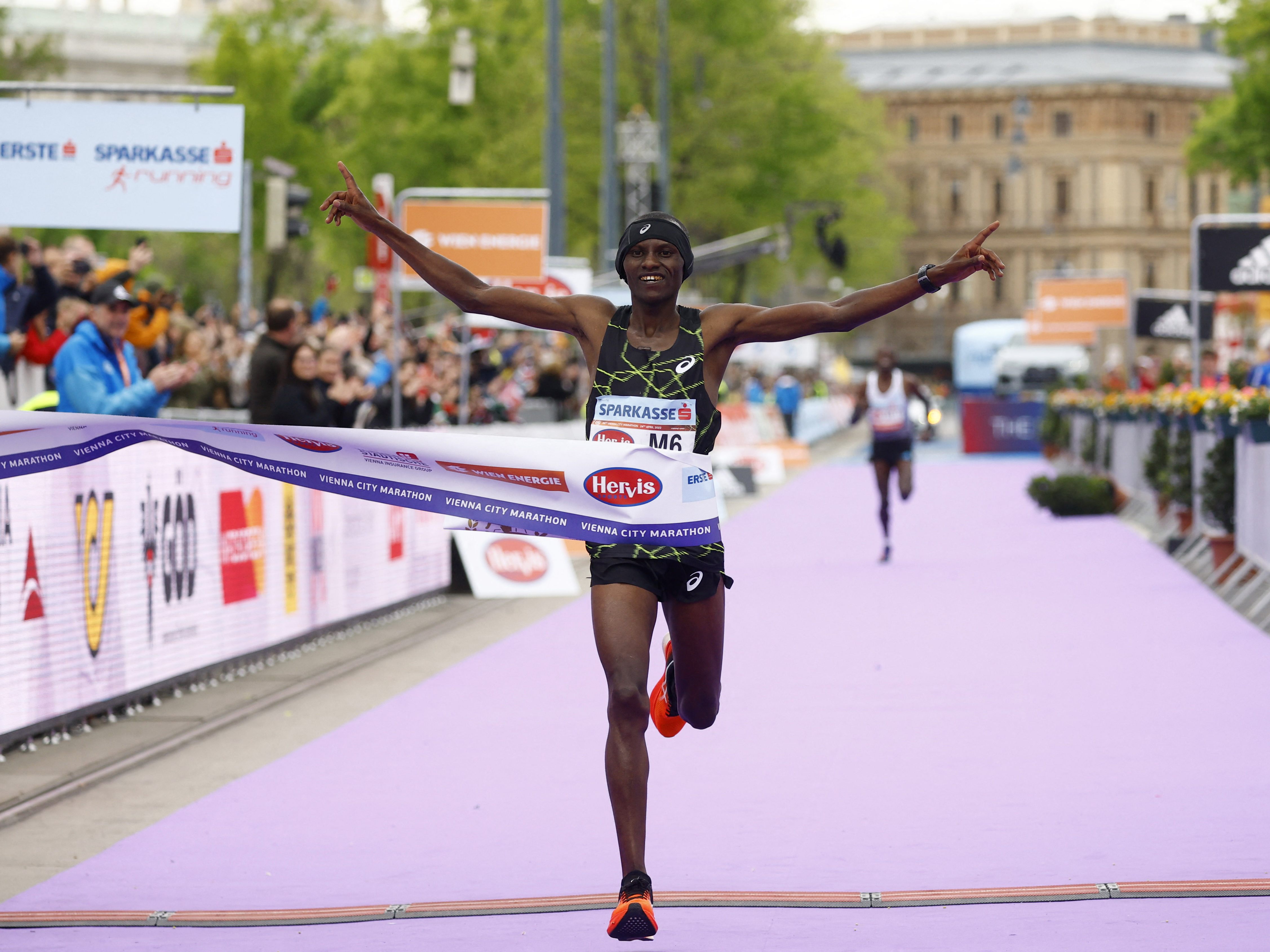 Cosmas Muteti darf sich beim Wien-Marathon über den Sieg freuen.
