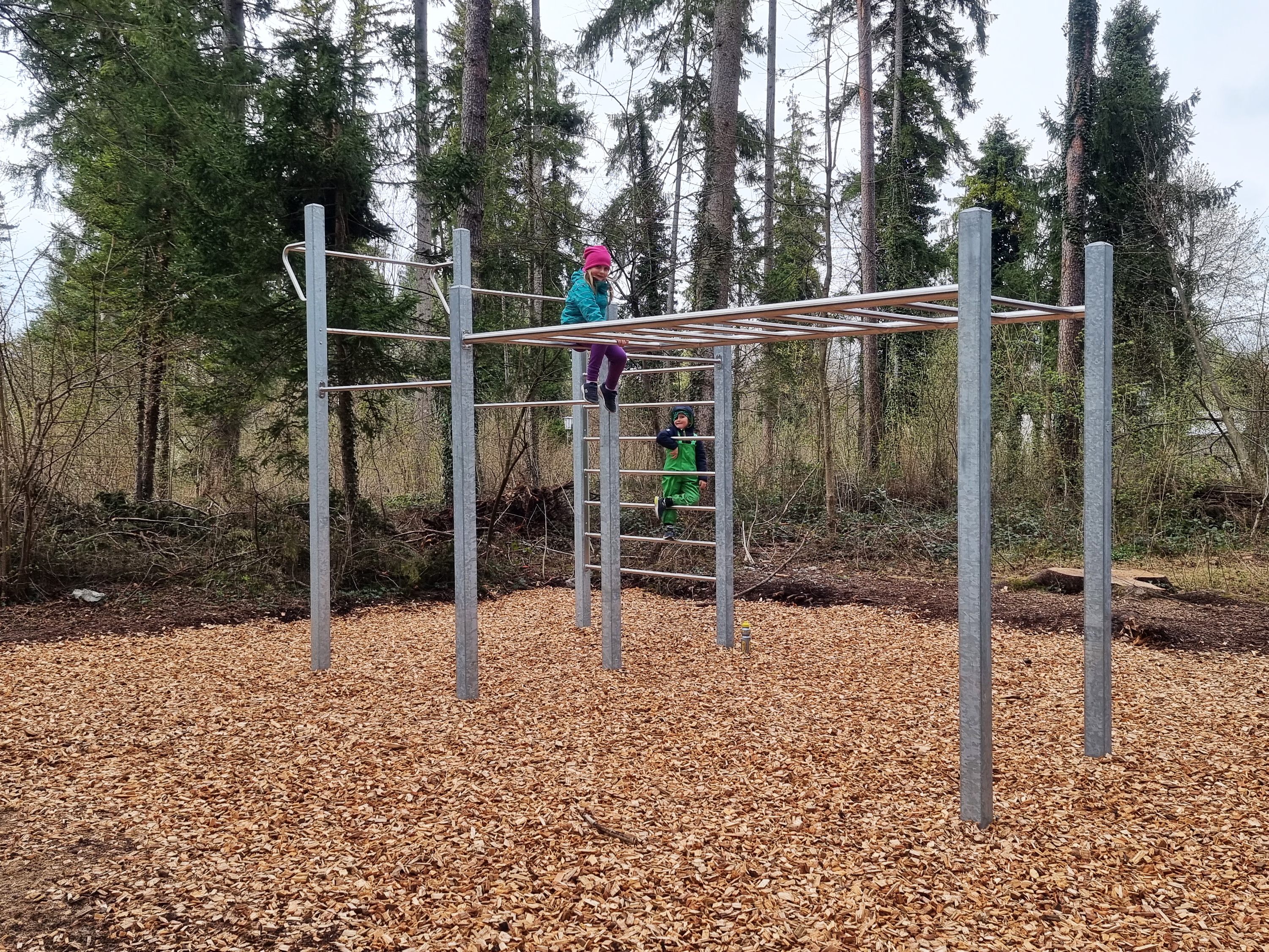 Auch die Kleinen Sportler toben sich an der neuen Anlage aus. Auch die Kleinen Sportler toben sich an der neuen Anlage aus.
