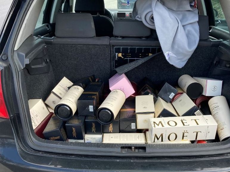 Champagner und Cognac: 66 Flaschen für 4.500 Euro wurden im Auto des in Wien wohnhaften Ladendiebes sichergestellt Champagner und Cognac: 66 Flaschen für 4.500 Euro wurden im Auto des in Wien wohnhaften Ladendiebes sichergestellt