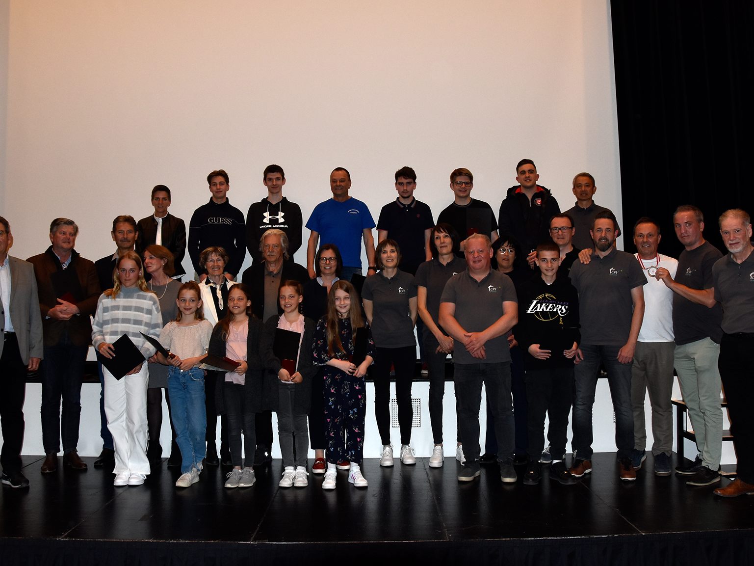 BU: Die geehrten Sportler*innen mit Bürgermeisterin Katharina Wöß-Krall und Gemeinderat Helmut Jenny