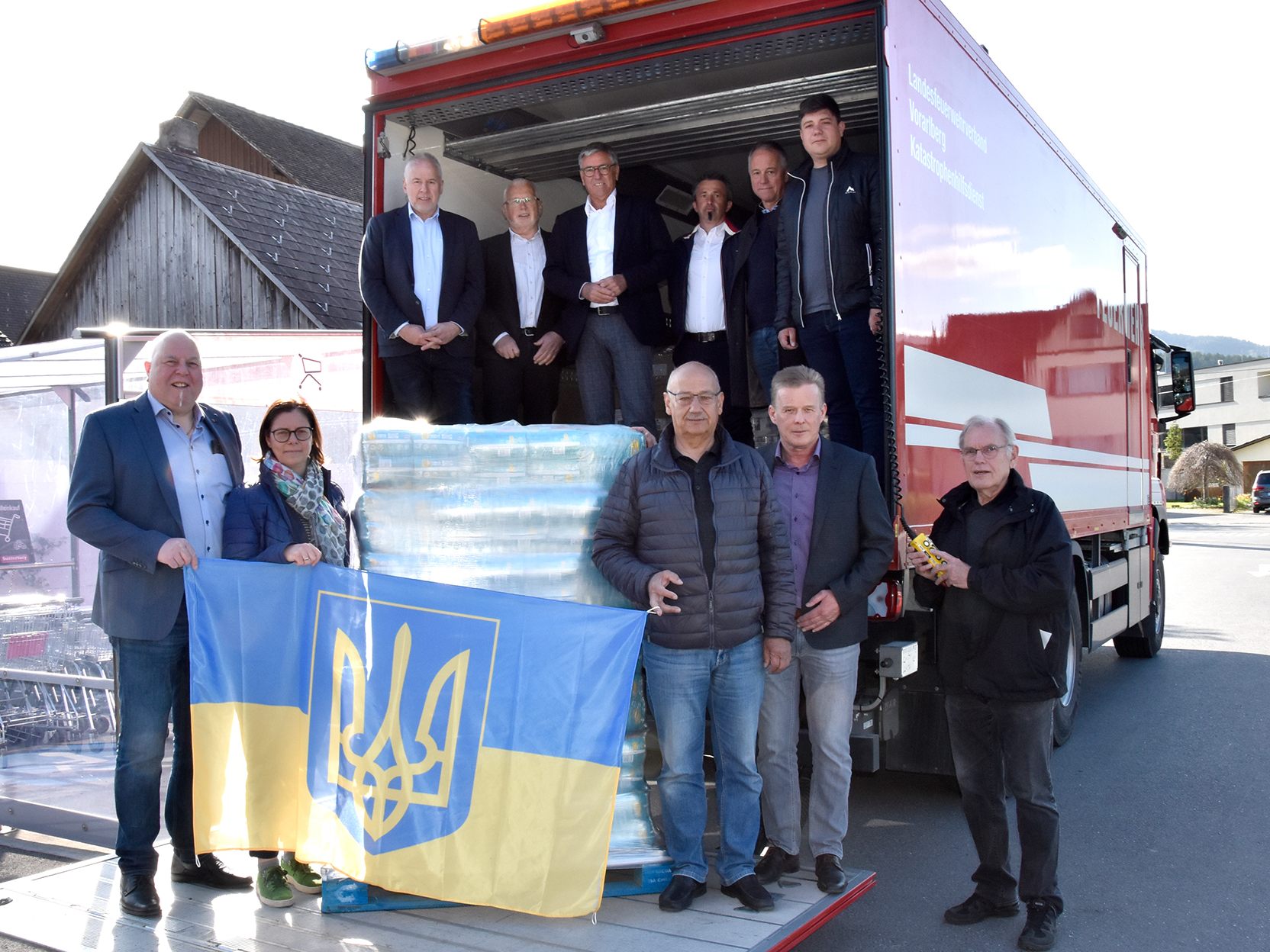 Die Bürgermeister*innen der Regio Vorderland-Feldkirch mit den Organisatoren des Hilfstransports kurz vor der Abfahrt nach Moldau.