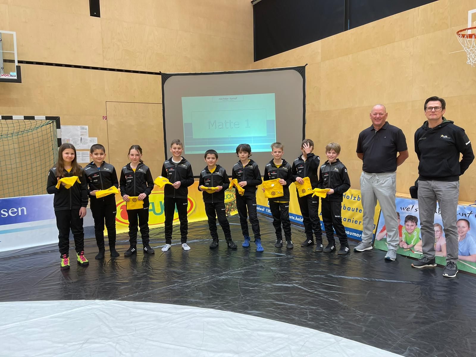 Erfolgreiche Nachwuchssportler des KSK Klaus mit Obmann Norbert Rist und Schülersportwart Christian Hartmann Erfolgreiche Nachwuchssportler des KSK Klaus mit Obmann Norbert Rist und Schülersportwart Christian Hartmann