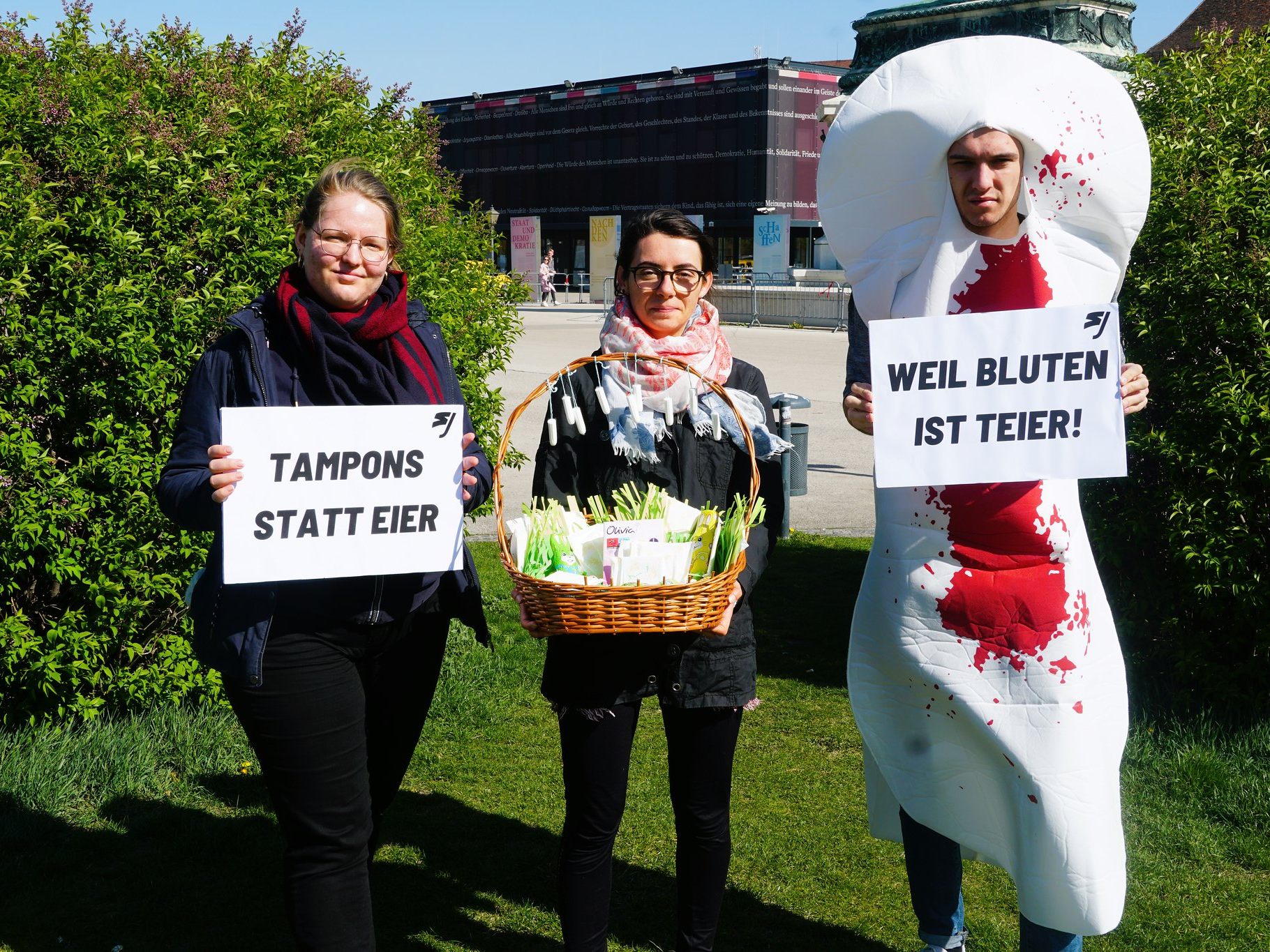 Bei der Aktion am Heldenplatz wurde darauf hingewiesen, wie teuer Menstruationsprodukte sind Bei der Aktion am Heldenplatz wurde darauf hingewiesen, wie teuer Menstruationsprodukte sind