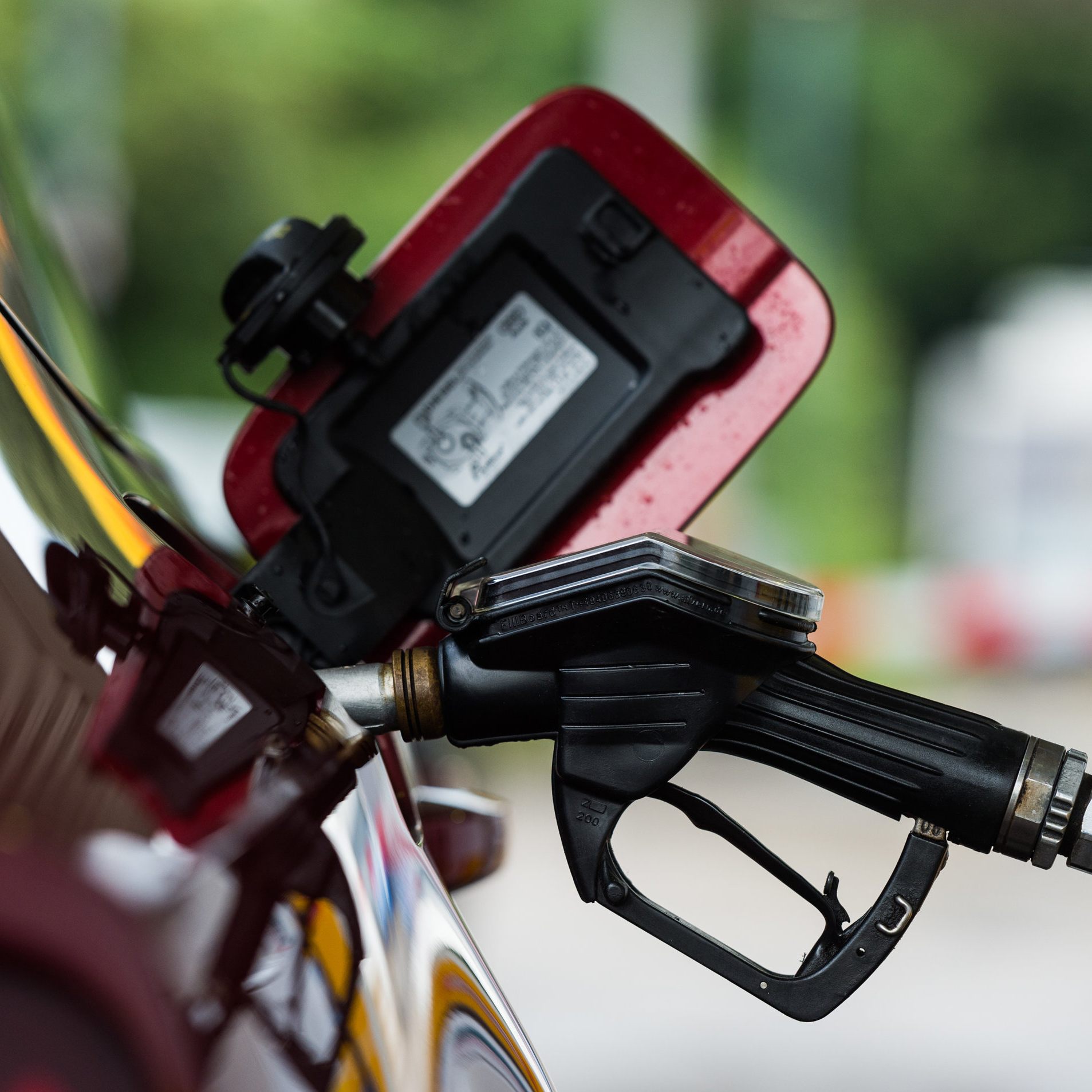 Das Momentum Institut kritisiert die Ölkonzerne für die hohen Spritpreise