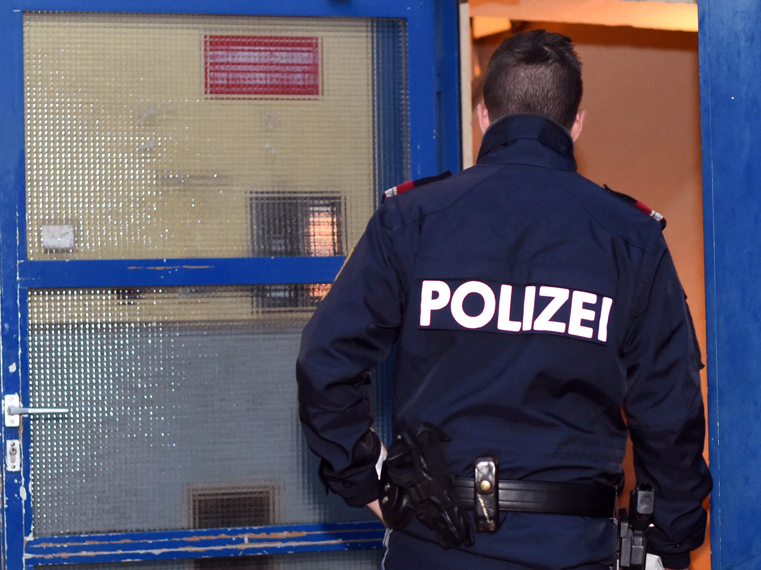 Wegen einem Streit aufgrund von Schulden attackierte ein 21-Jähriger einen 19-Jährigen mit dem Messer in Wien-Meidling. Wegen einem Streit aufgrund von Schulden attackierte ein 21-Jähriger einen 19-Jährigen mit dem Messer in Wien-Meidling.