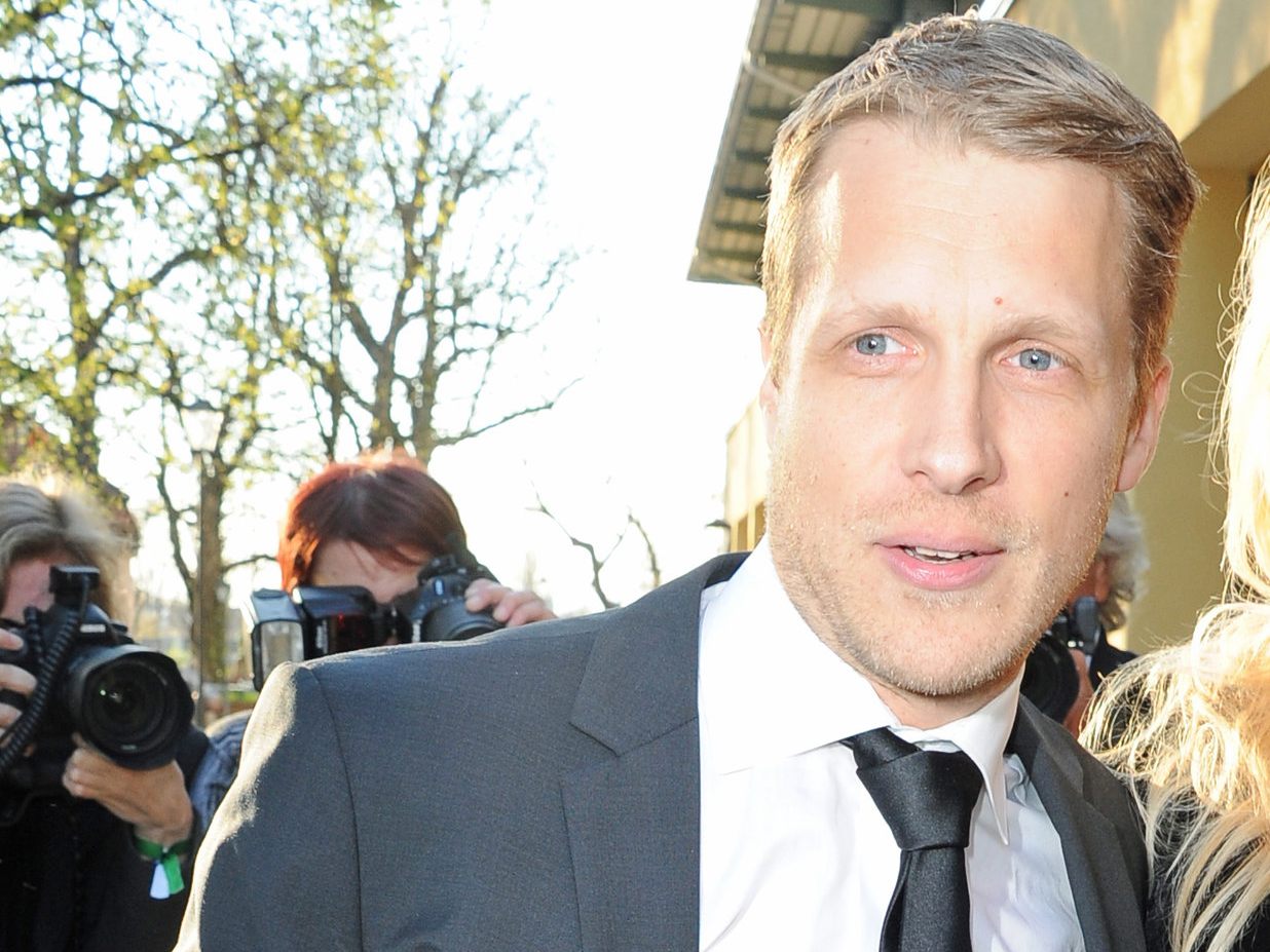 Comedien Oliver Pocher kassierte eine Ohrfeige von Fat Comedy, der nun ein Statement dazu abgegeben hat Comedien Oliver Pocher kassierte eine Ohrfeige von Fat Comedy, der nun ein Statement dazu abgegeben hat