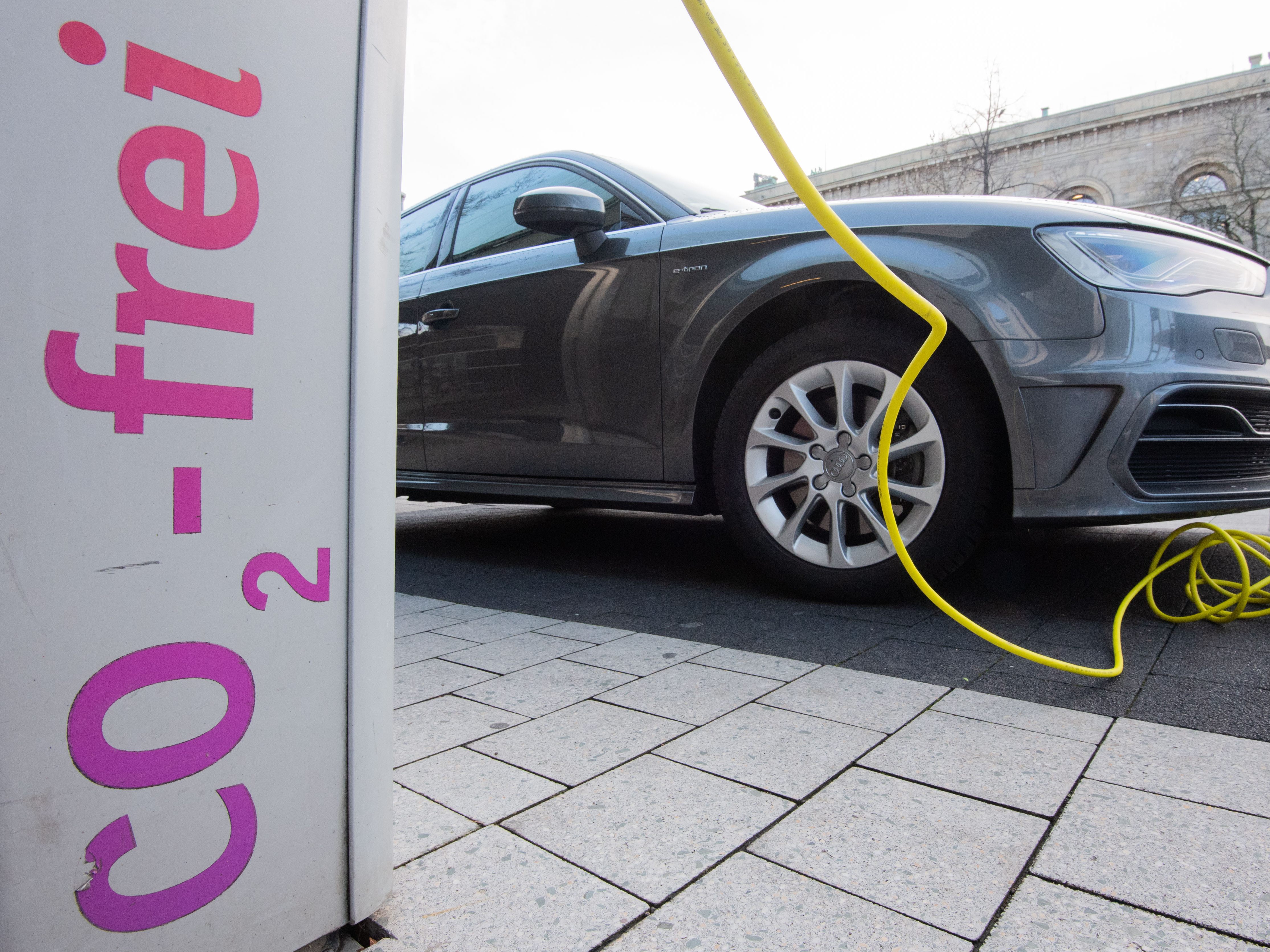 E-Autos sind nur teilweise umweltfreundlicher als Verbrenner. E-Autos sind nur teilweise umweltfreundlicher als Verbrenner.