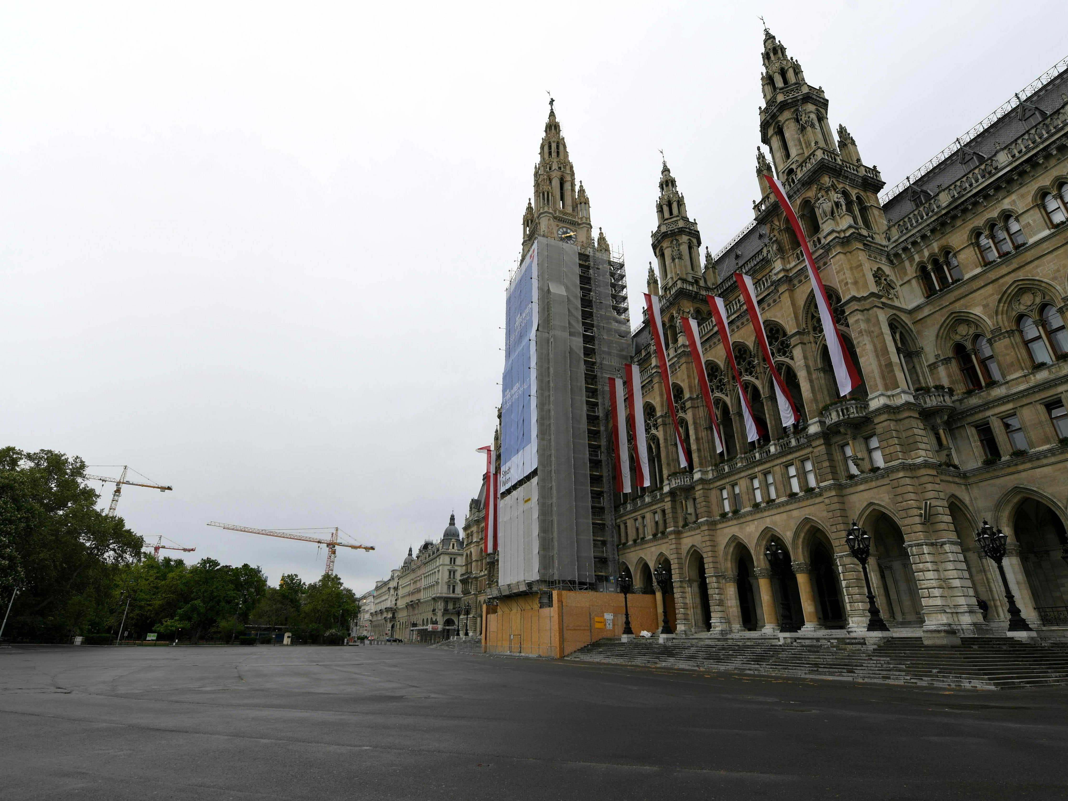 Am Montag, sechs Tage vor dem Vienna City Marathon, erfolgte am Wiener Rathausplatz der Anpfiff für Zielbereich-Aufbauarbeiten. Am Montag, sechs Tage vor dem Vienna City Marathon, erfolgte am Wiener Rathausplatz der Anpfiff für Zielbereich-Aufbauarbeiten.