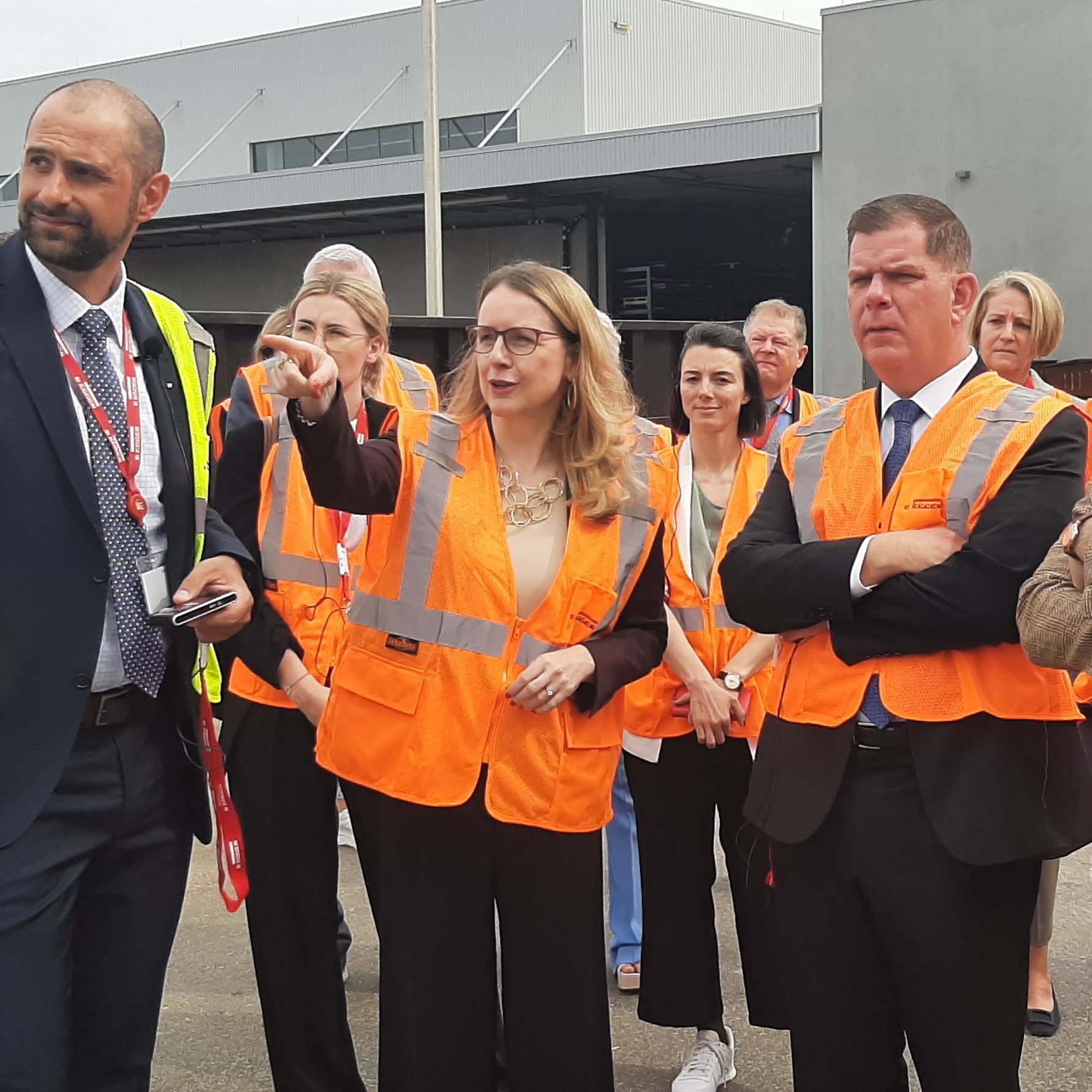 Arbeitsmnisterin Margarete Schgramböck (ÖVP), US-Arbeitsminister Marty Walsh und Martin Weiss (US-botschafter Österreichs) bei einer Werksführung bei Egger in Lexington, North Carolina.