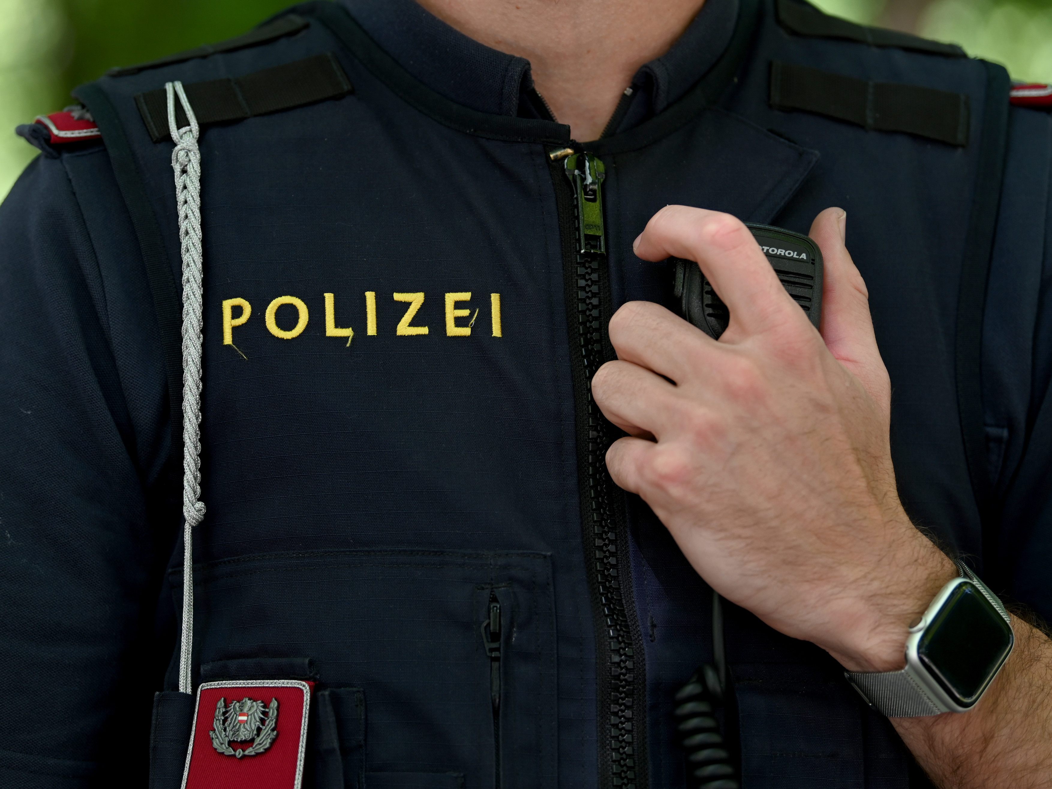 Zwei schwer bewaffnete Männer überfielen eine Tankstelle in Wien-Meidling. Zwei schwer bewaffnete Männer überfielen eine Tankstelle in Wien-Meidling.