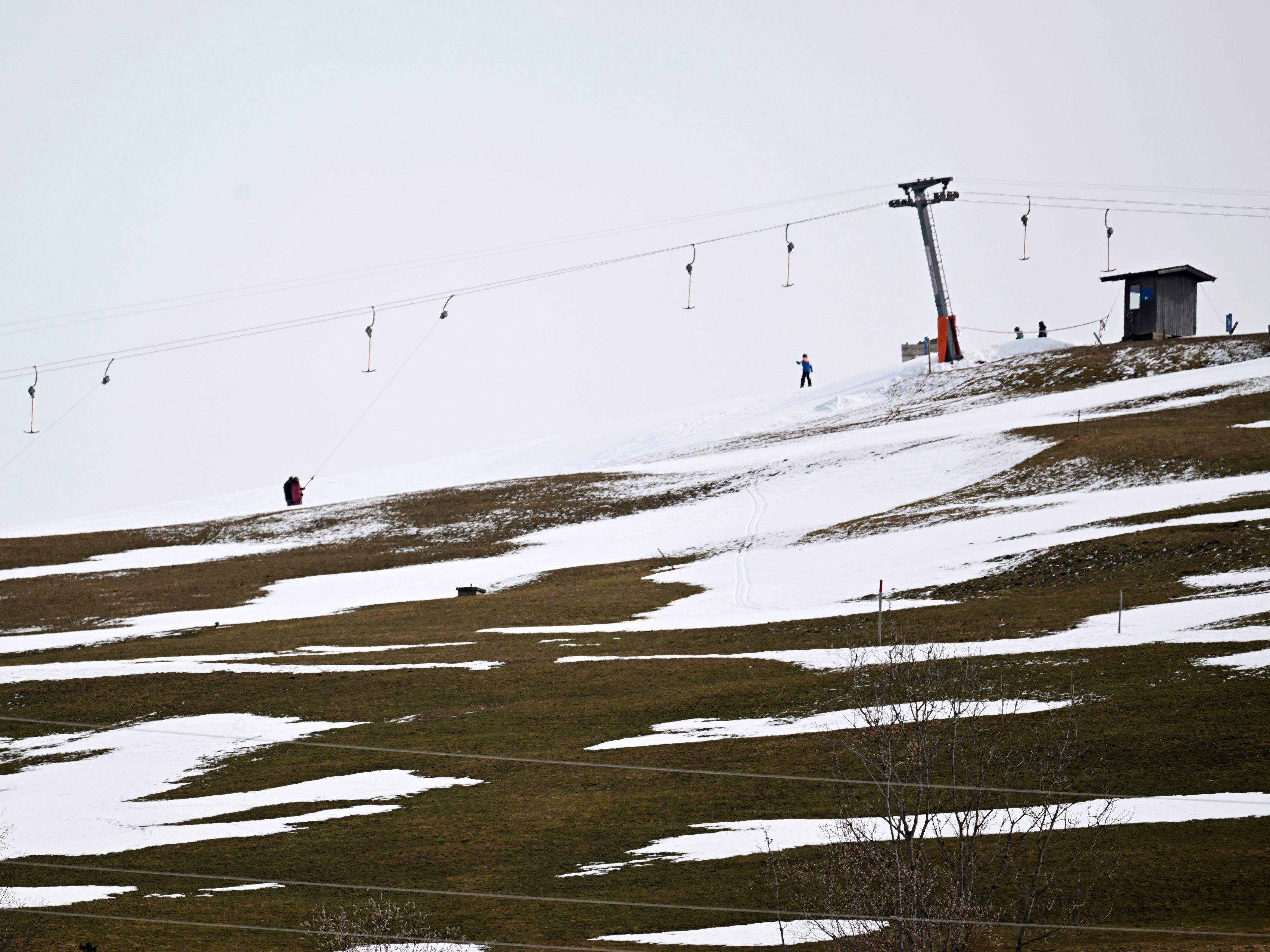 Ohne Klimaschutz sieht es für die Schneeprognose in Österreichs Skigebieten in den komenden Jahrzehnten eher schlecht aus, so ein Experte des ZAMG.