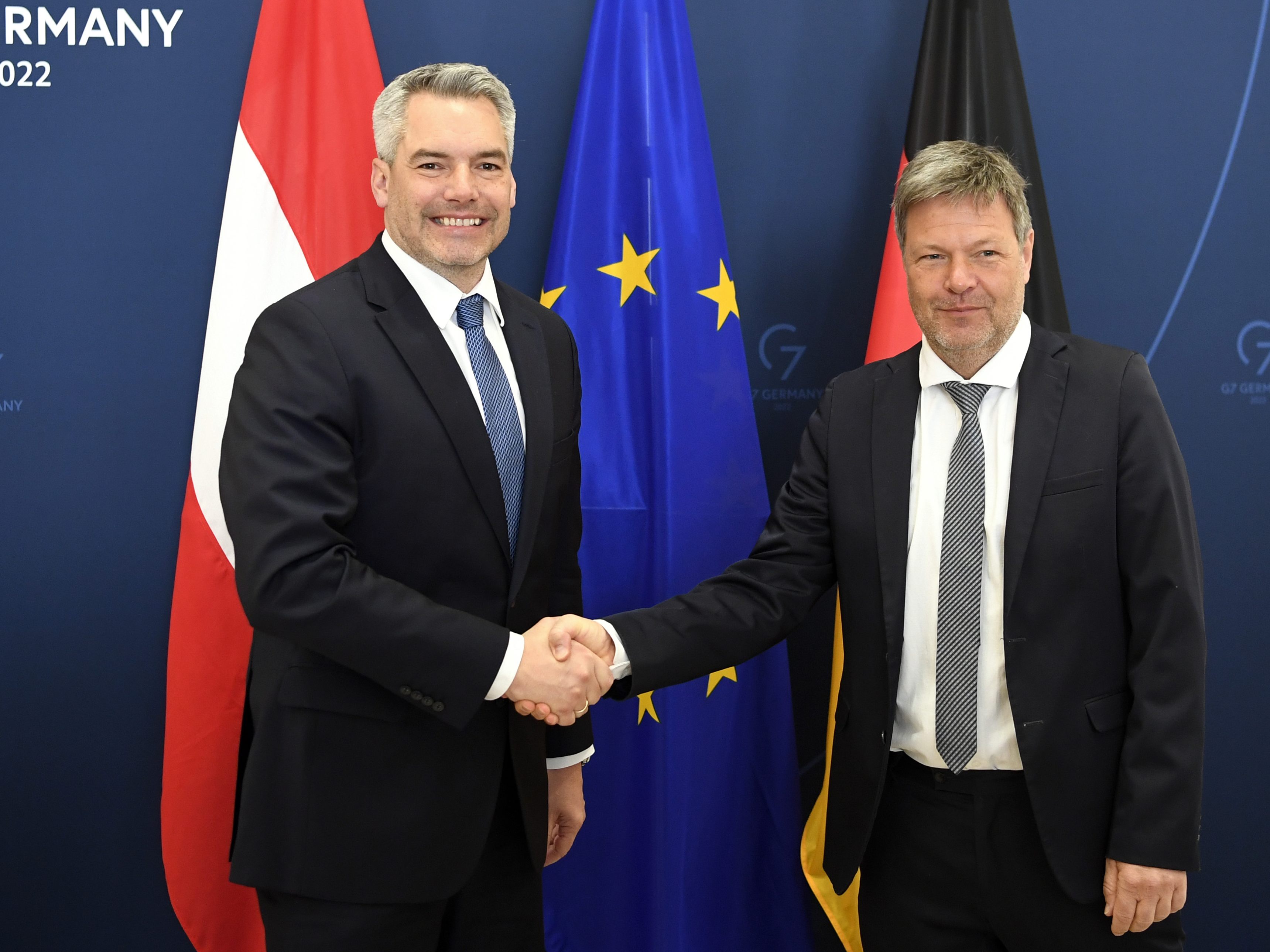 Bundeskanzler Karl Nehammer (ÖVP) traf am Freitag den deutschen Vizekanzler Robert Habeck (Grüne) in Berlin. Nehammer ließ sich dabei zu einer Aussage über Spionage in Österreich hinreißen.