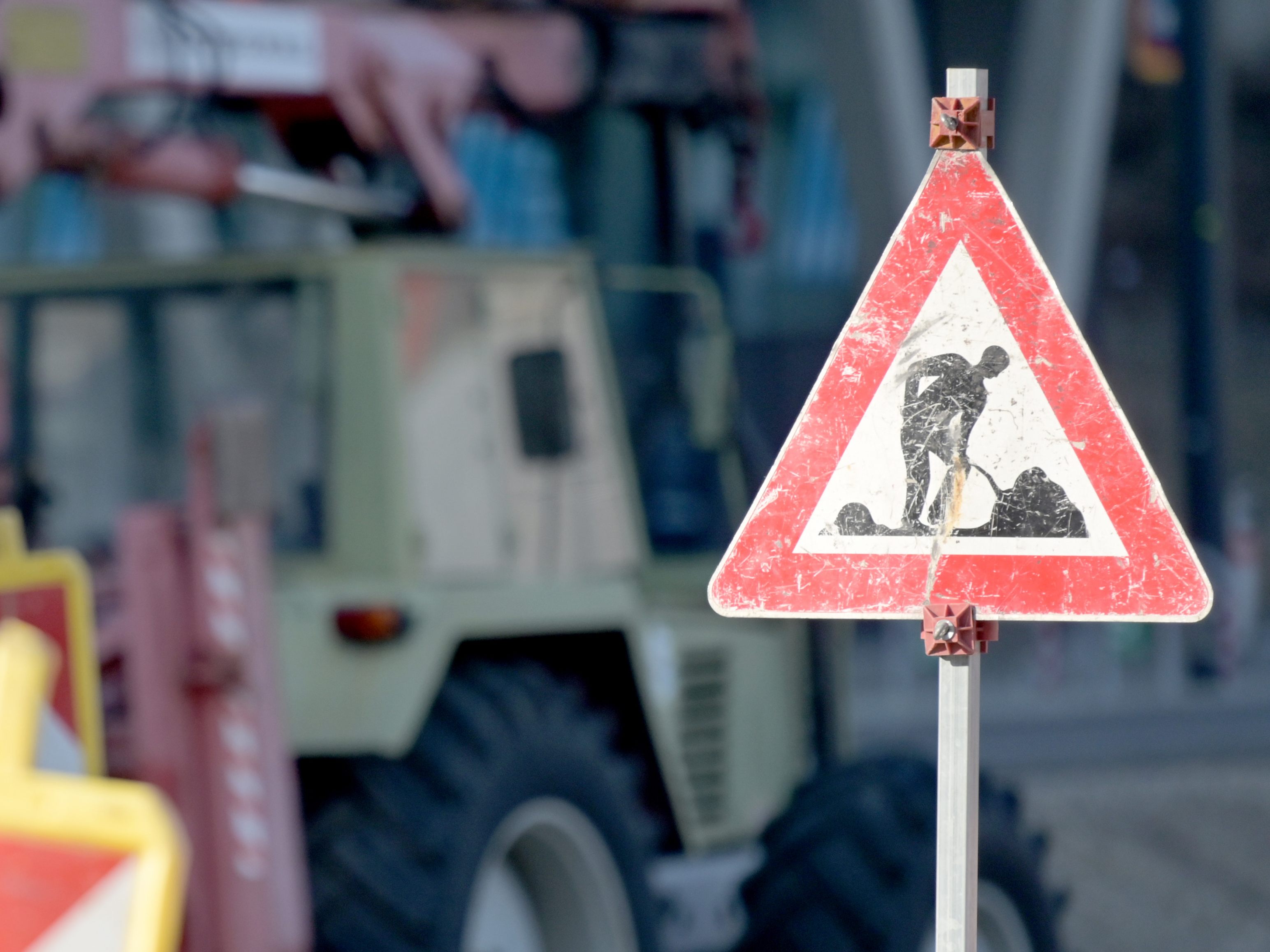 Am 20. April 2022 wird die Fahrbahn des Kreuzungsplateaus Julis-Ficker-Straße Kürschnergasse in Wien-Floridsdorf saniert.