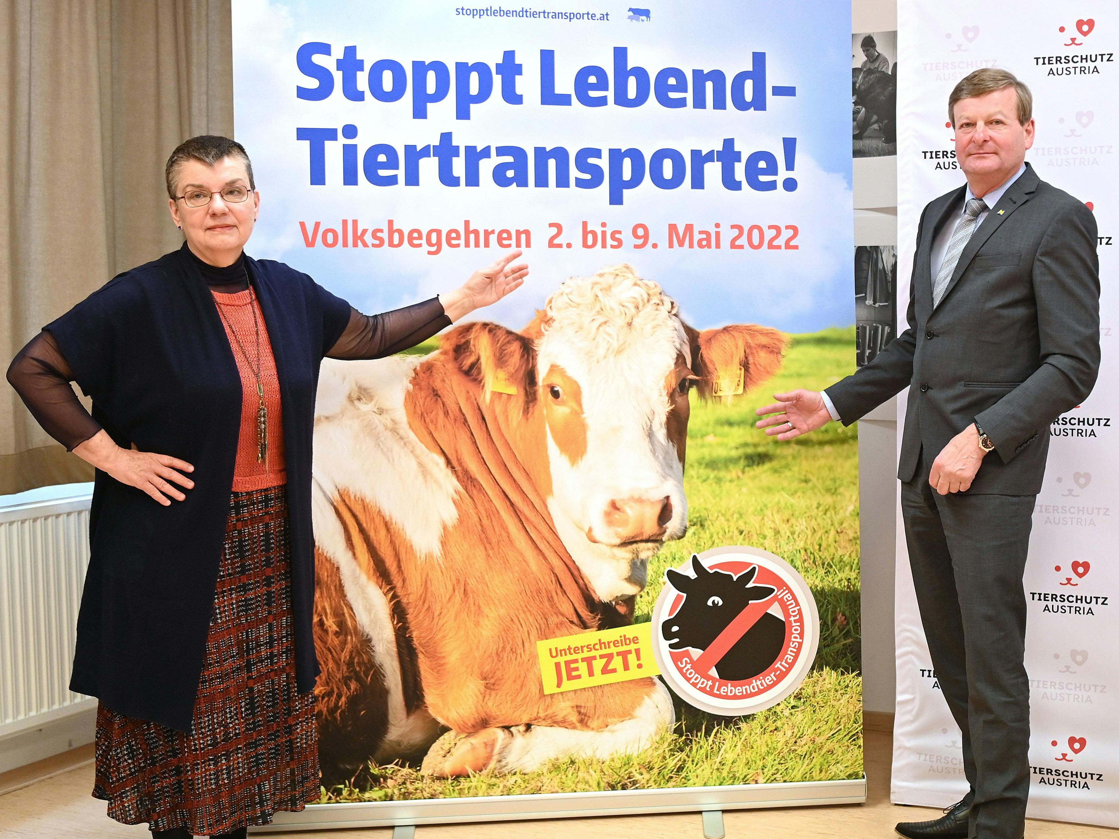 Tierschutz-Austria-Präsidentin Madeleine Petrovic und Niederösterreichs Landesrat Gottfried Waldhäusl (FPÖ) präsentieren das Volksbegehren "Aus für Lebendtiertransporte'" in Vösendorf.