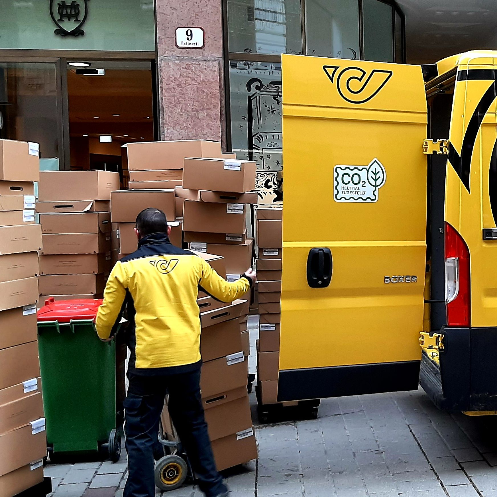 Ab 1. Juli erhalten Mitarbeiter der Post vier Prozent mehr Gehalt.