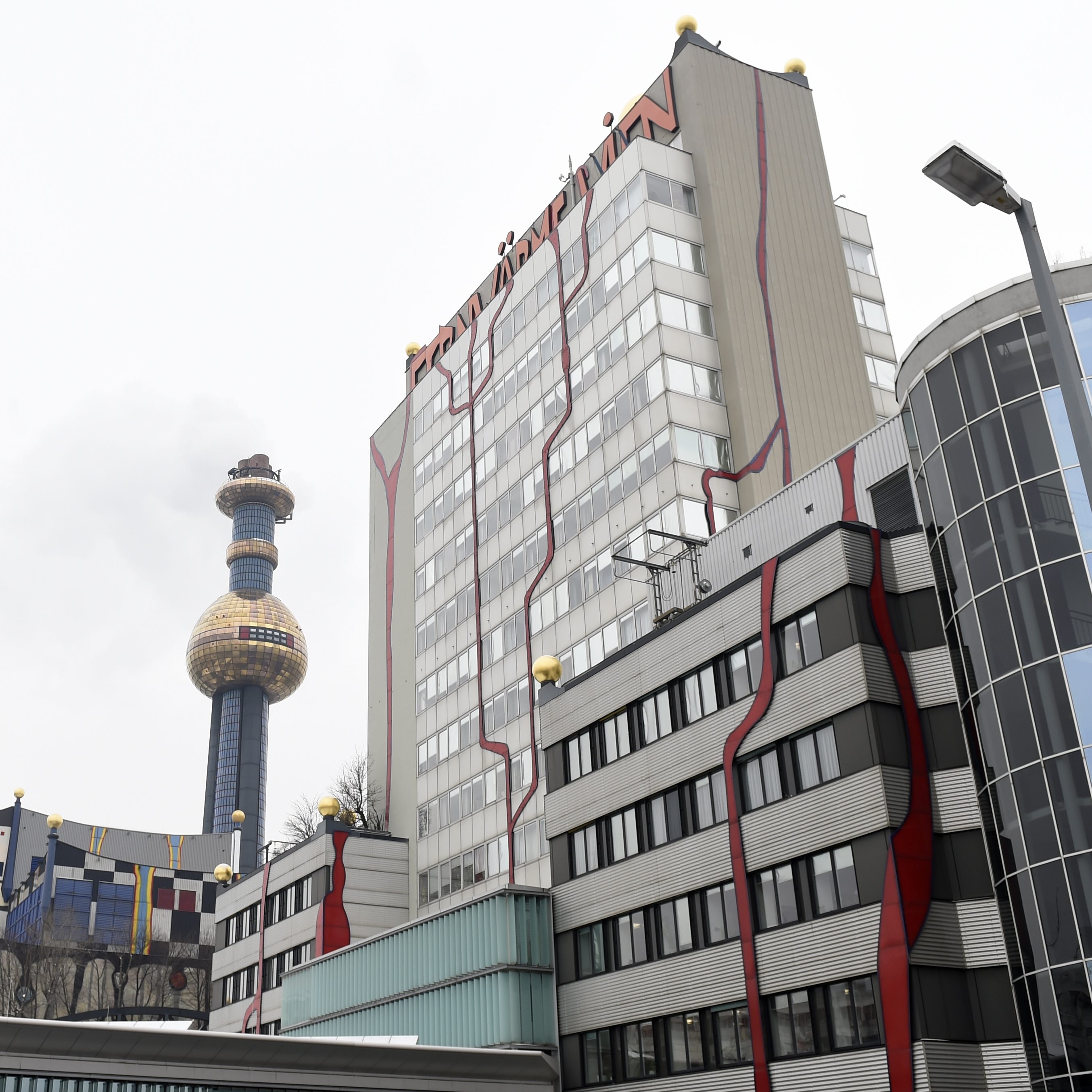Die Müllverbrennungsanlage Spittelau sowie der Sitz der Fernwärme Wien.