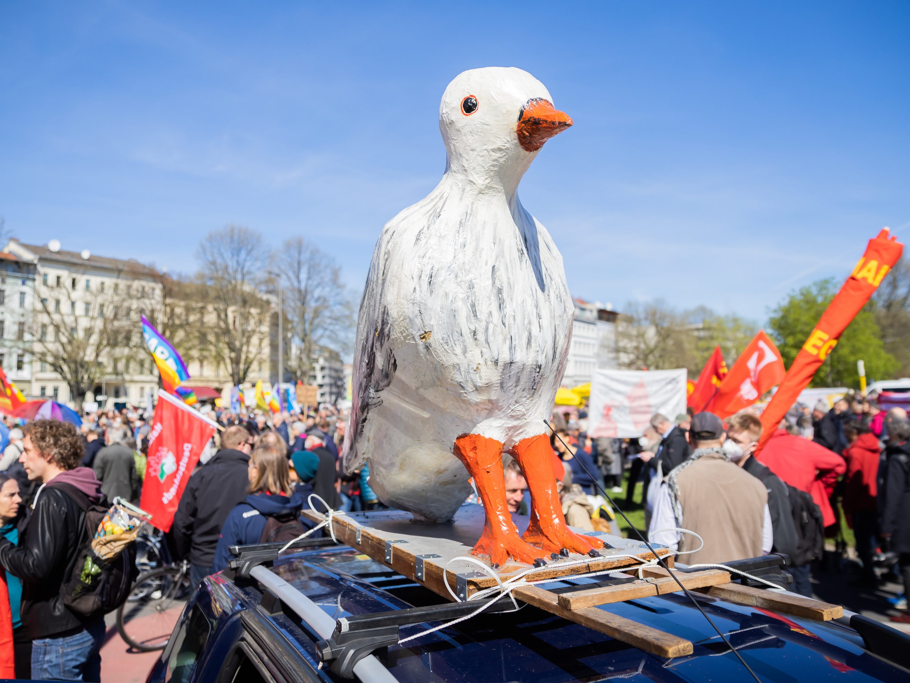 Eine Figur einer Friedenstaube sitzt beim Ostermarsch des «Netzwerks Friedenskooperative» unter dem Motto «Die Waffen nieder!» am Oranienplatz in Berlin-Kreuzberg auf einem Autodach. Eine Figur einer Friedenstaube sitzt beim Ostermarsch des «Netzwerks Friedenskooperative» unter dem Motto «Die Waffen nieder!» am Oranienplatz in Berlin-Kreuzberg auf einem Autodach.