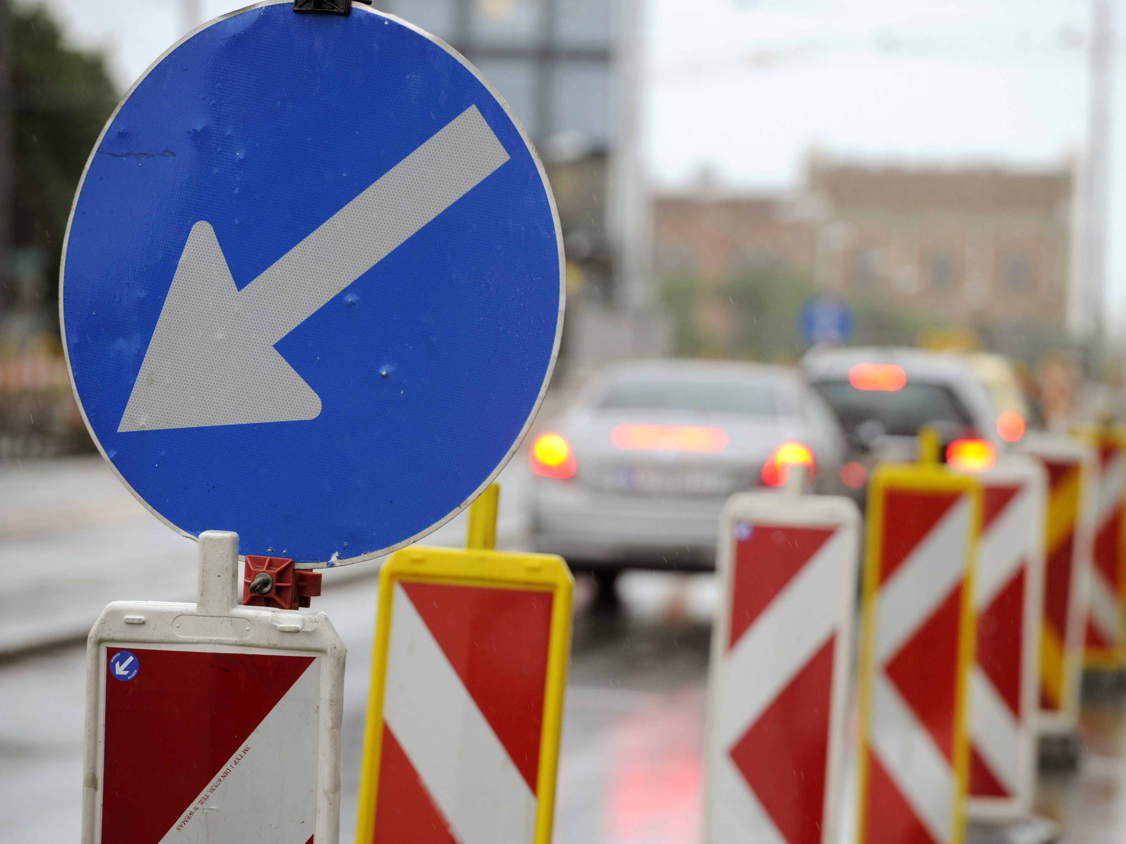 Zwischen Kärntner Straße und Operngasse wird die Fahrbahn der Friedrichstraße saniert. Zwischen Kärntner Straße und Operngasse wird die Fahrbahn der Friedrichstraße saniert.