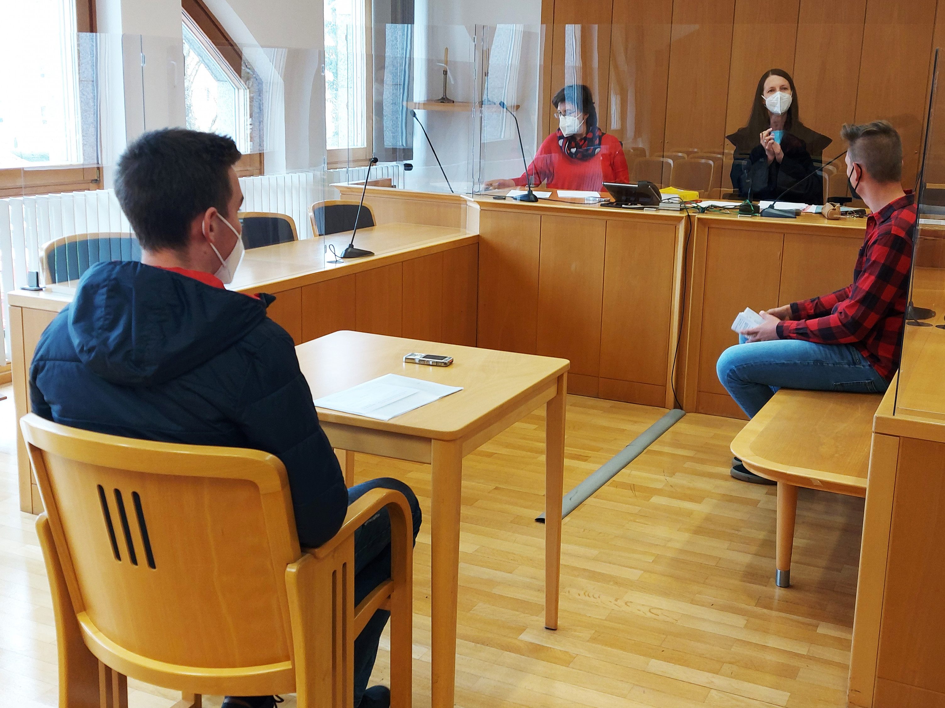 Die beiden Freunde am Landesgericht Steyr: Beide gestanden "den Blödsinn", erhielten dafür aber keine Strafe