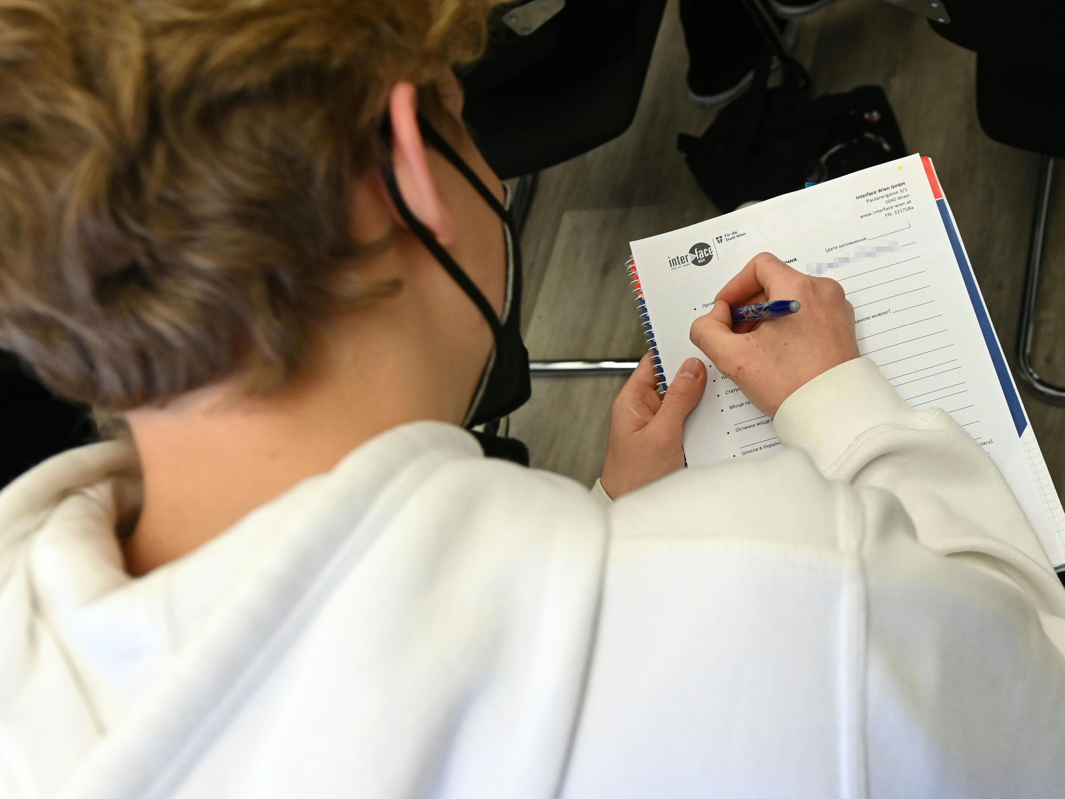 Im neuen Ukrainischen Bildungszentrum Wien sollen Schülerinnen und Schüler ab 16 Jahren die Möglichkeit bekommen, sich auf die Matura in ihrem Heimatland vorzubereiten. Im neuen Ukrainischen Bildungszentrum Wien sollen Schülerinnen und Schüler ab 16 Jahren die Möglichkeit bekommen, sich auf die Matura in ihrem Heimatland vorzubereiten.