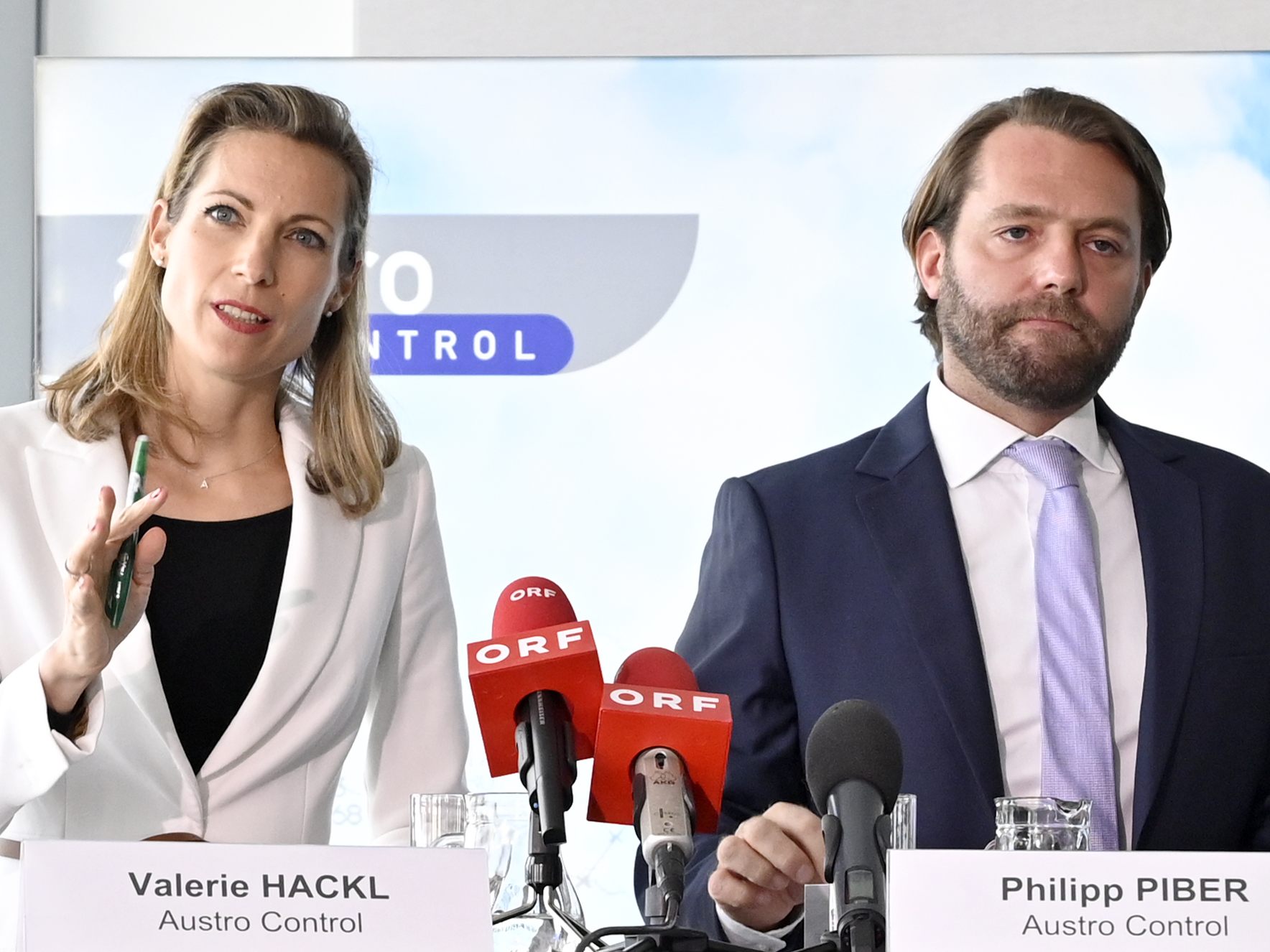 Austro Control-Chefin Valerie Hackl und Philipp Piber bei der Pressekonferenz der Austro Control und Frequentis AG zum Verkehrsmanagement-System für Drohnen welches 2023 starten soll.