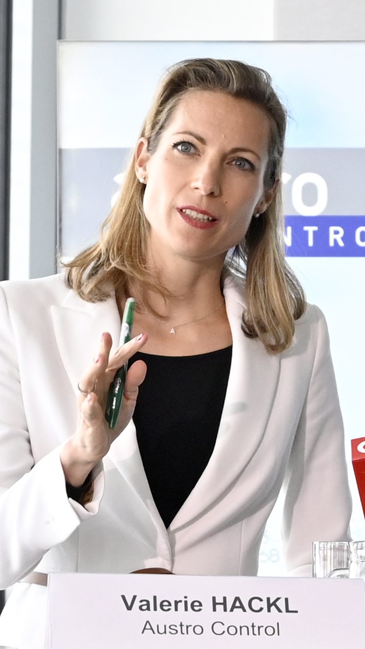 Austro Control-Chefin Valerie Hackl und Philipp Piber bei der Pressekonferenz der Austro Control und Frequentis AG zum Verkehrsmanagement-System für Drohnen welches 2023 starten soll.