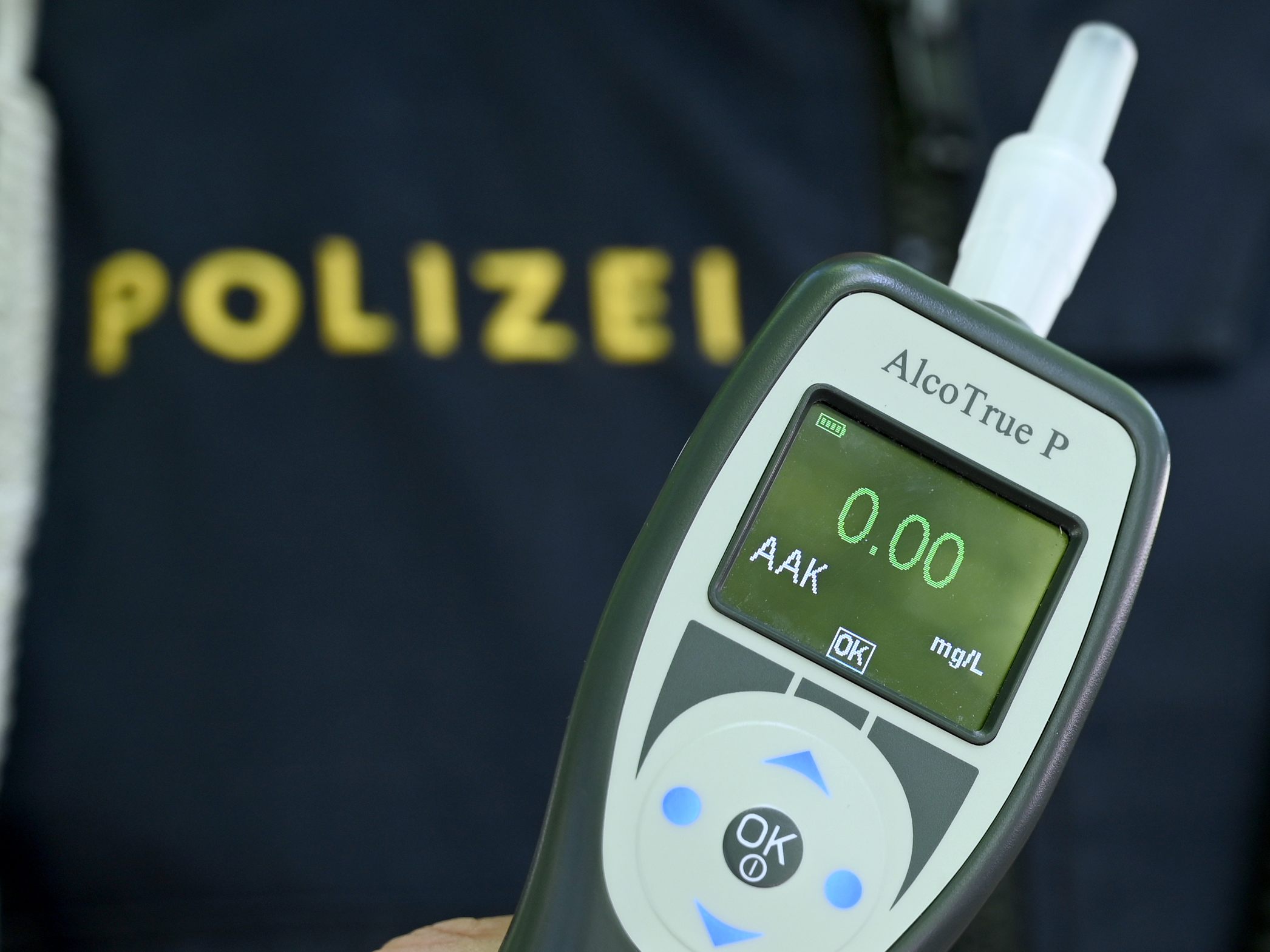 Ein alkoholisierter Autofahrer schliff einen 19-Jährigen in Wien auf seiner Motorhaube mit. Ein alkoholisierter Autofahrer schliff einen 19-Jährigen in Wien auf seiner Motorhaube mit.