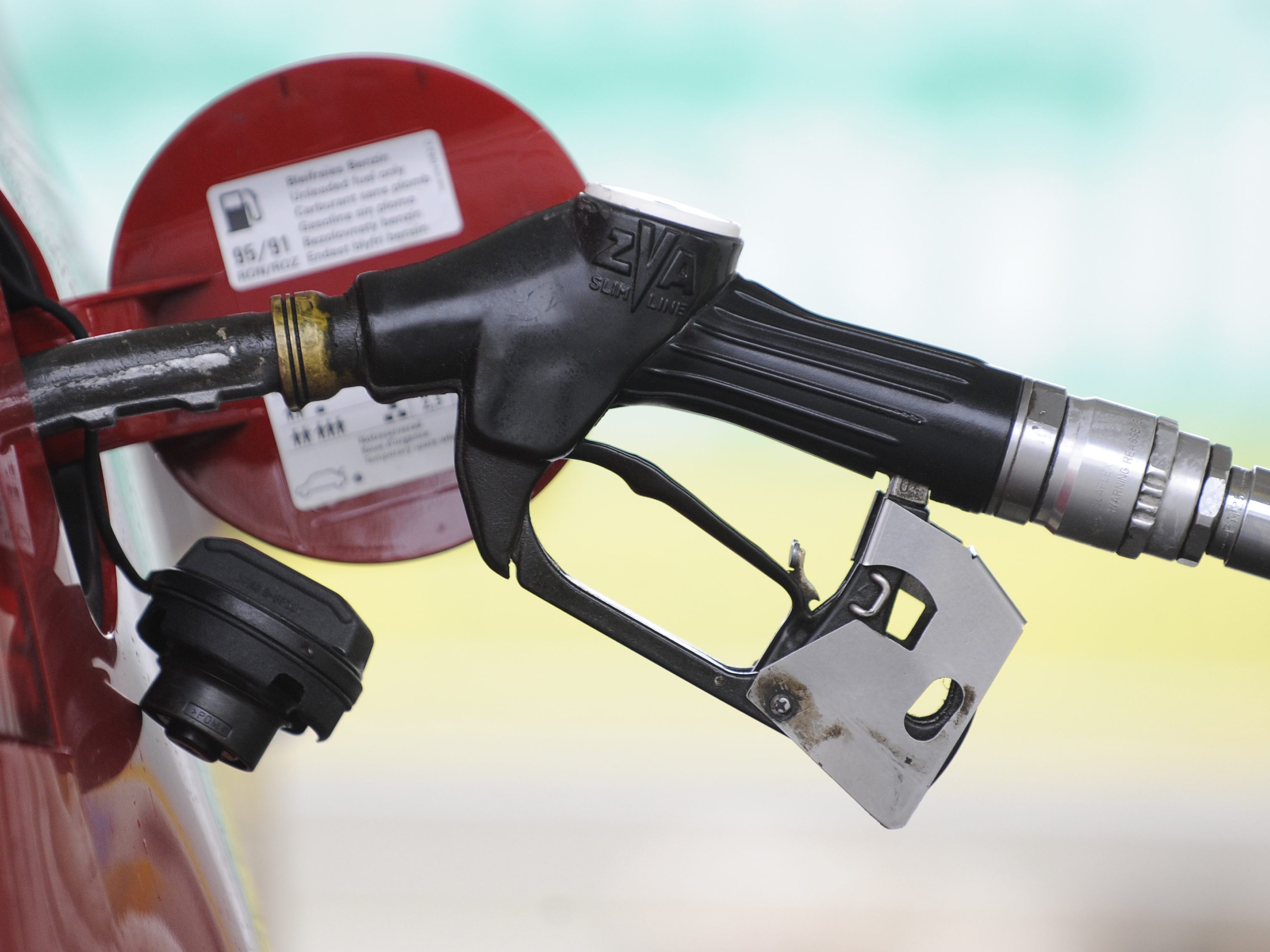 In Österreich sind ein paar Tankstellen dazugekommen. In Österreich sind ein paar Tankstellen dazugekommen.