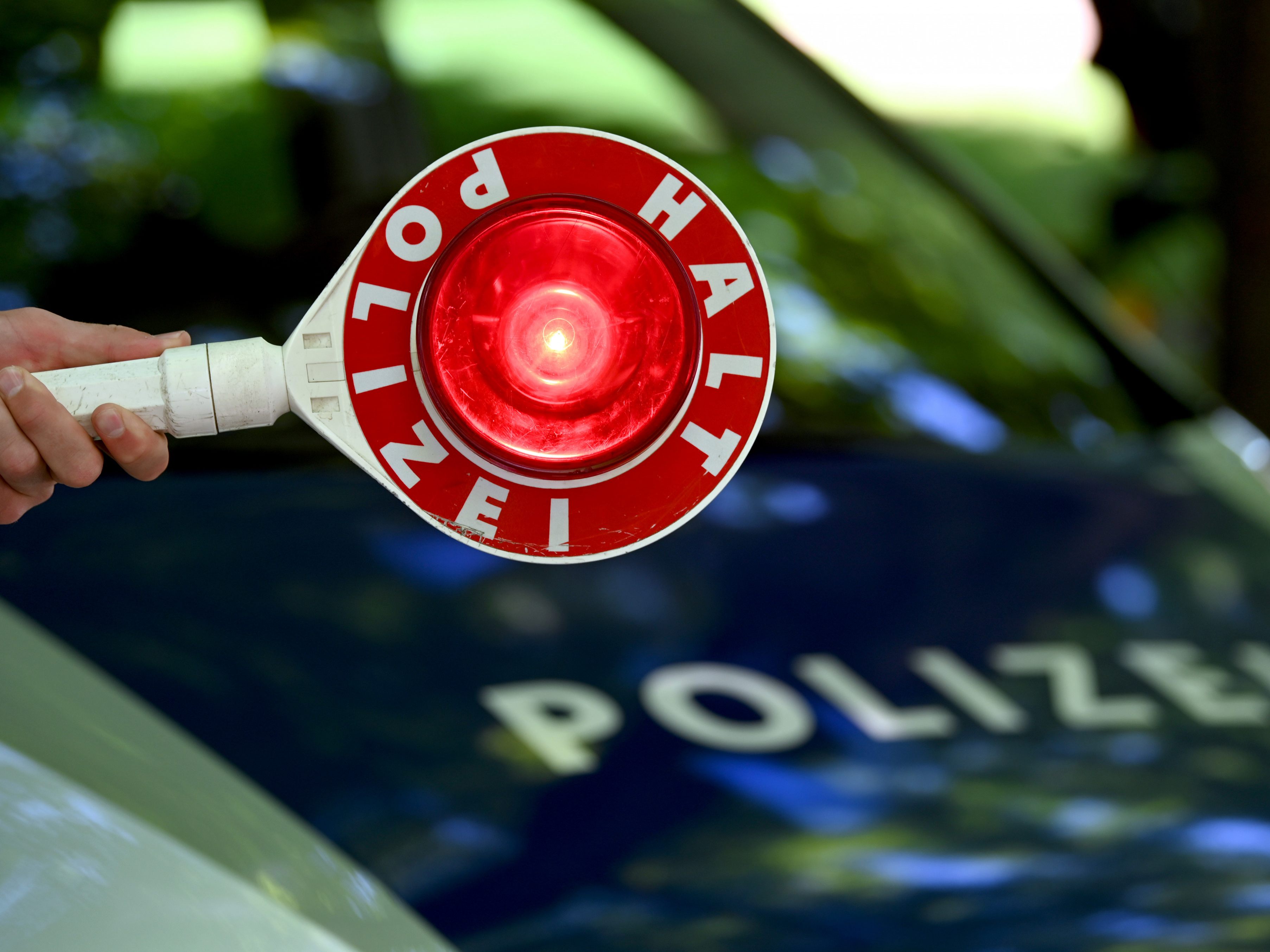 Die Polizei hat einen Wiener mit nicht zugelassenem Wagen und ohne Führerschein erwischt Die Polizei hat einen Wiener mit nicht zugelassenem Wagen und ohne Führerschein erwischt