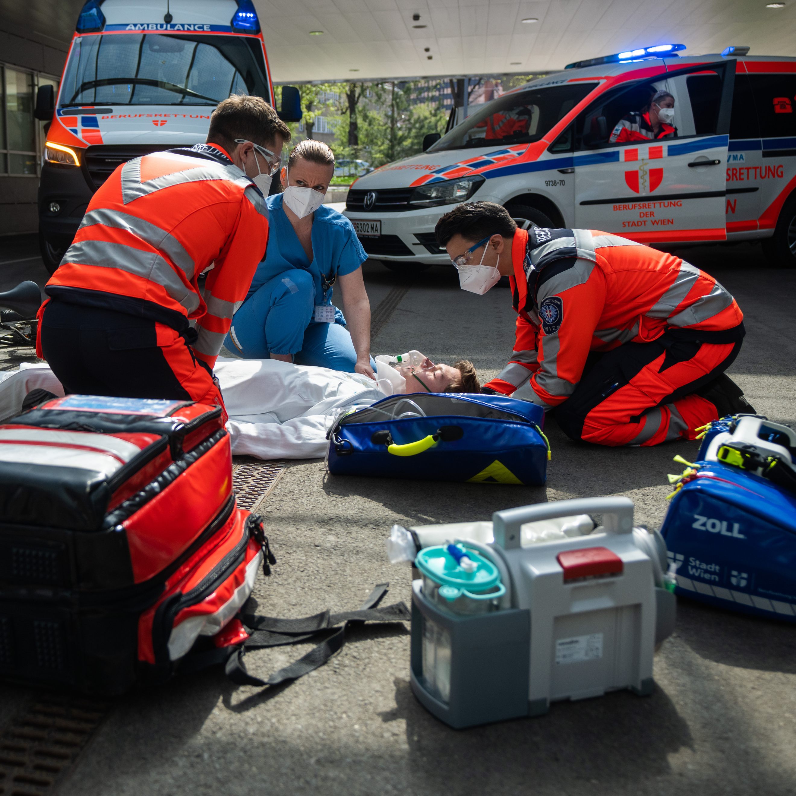 Übung eines Rettungseinsatzes nach einem Fahrradunfall am Donnerstag, 14. April 2022, während eines Pressetermins der Allgemeinen Unfallversicherungsanstalt (AUVA) und der Berufsrettung Wien anl. der Inbetriebnahme des neuen Notarzteinsatzfahrzeuges des Traumazentrums Wien.