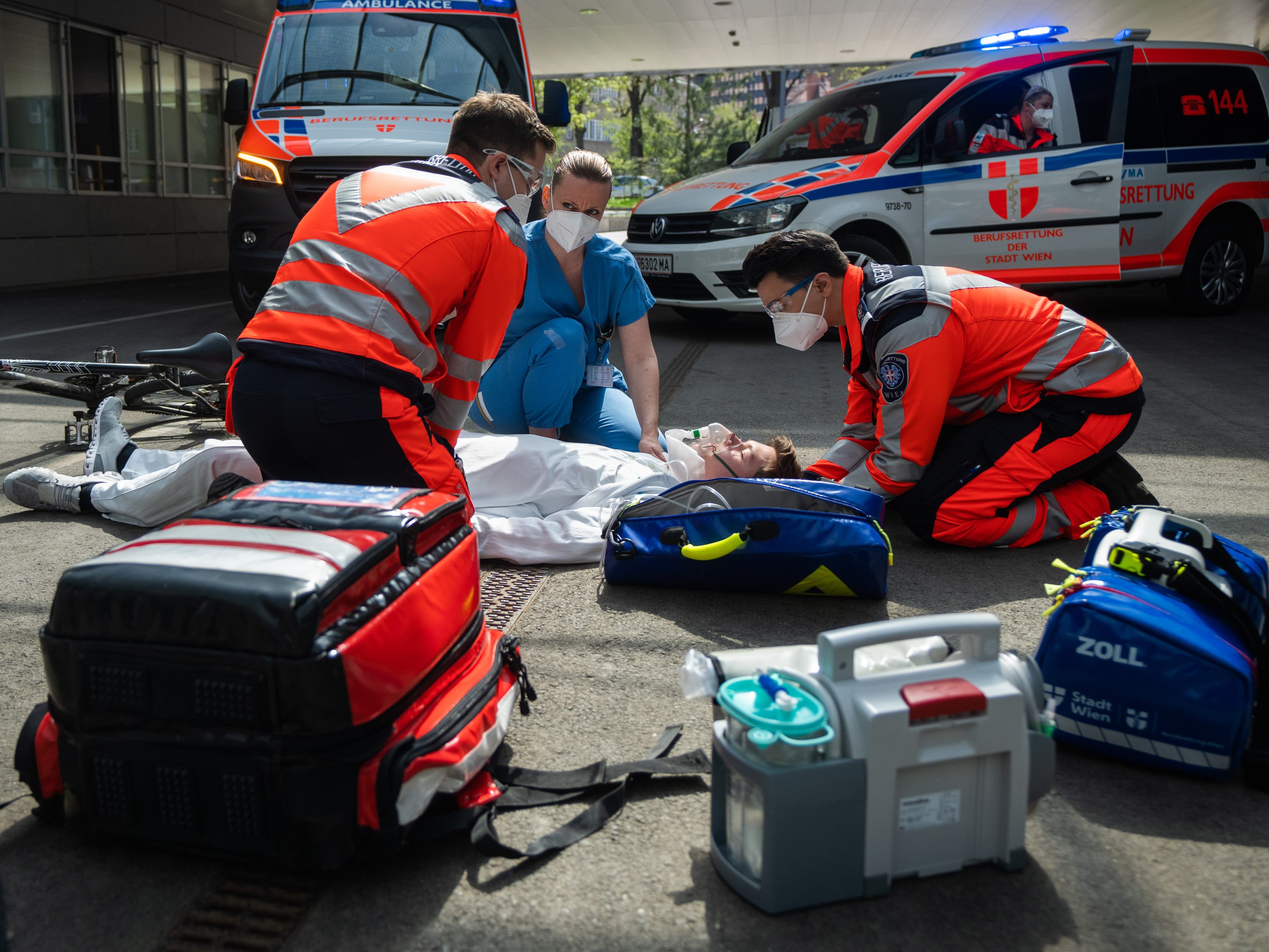 Übung eines Rettungseinsatzes nach einem Fahrradunfall am Donnerstag, 14. April 2022, während eines Pressetermins der Allgemeinen Unfallversicherungsanstalt (AUVA) und der Berufsrettung Wien anl. der Inbetriebnahme des neuen Notarzteinsatzfahrzeuges des Traumazentrums Wien. Übung eines Rettungseinsatzes nach einem Fahrradunfall am Donnerstag, 14. April 2022, während eines Pressetermins der Allgemeinen Unfallversicherungsanstalt (AUVA) und der Berufsrettung Wien anl. der Inbetriebnahme des neuen Notarzteinsatzfahrzeuges des Traumazentrums Wien.