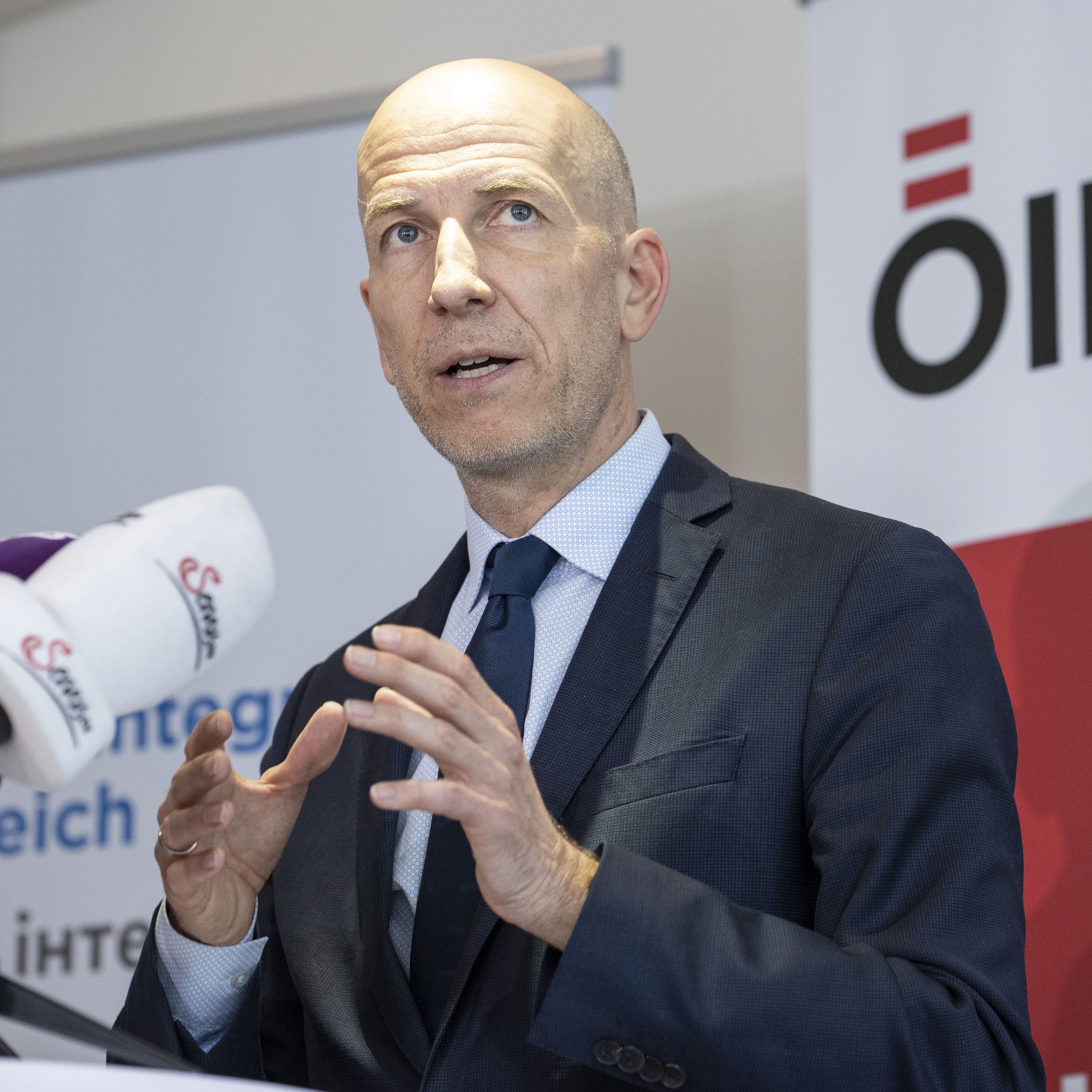 Laut Arbeitsminister Martin Kocher (ÖVP) sinkt die Arbeitslosigkeit in Österreich nur schwach.