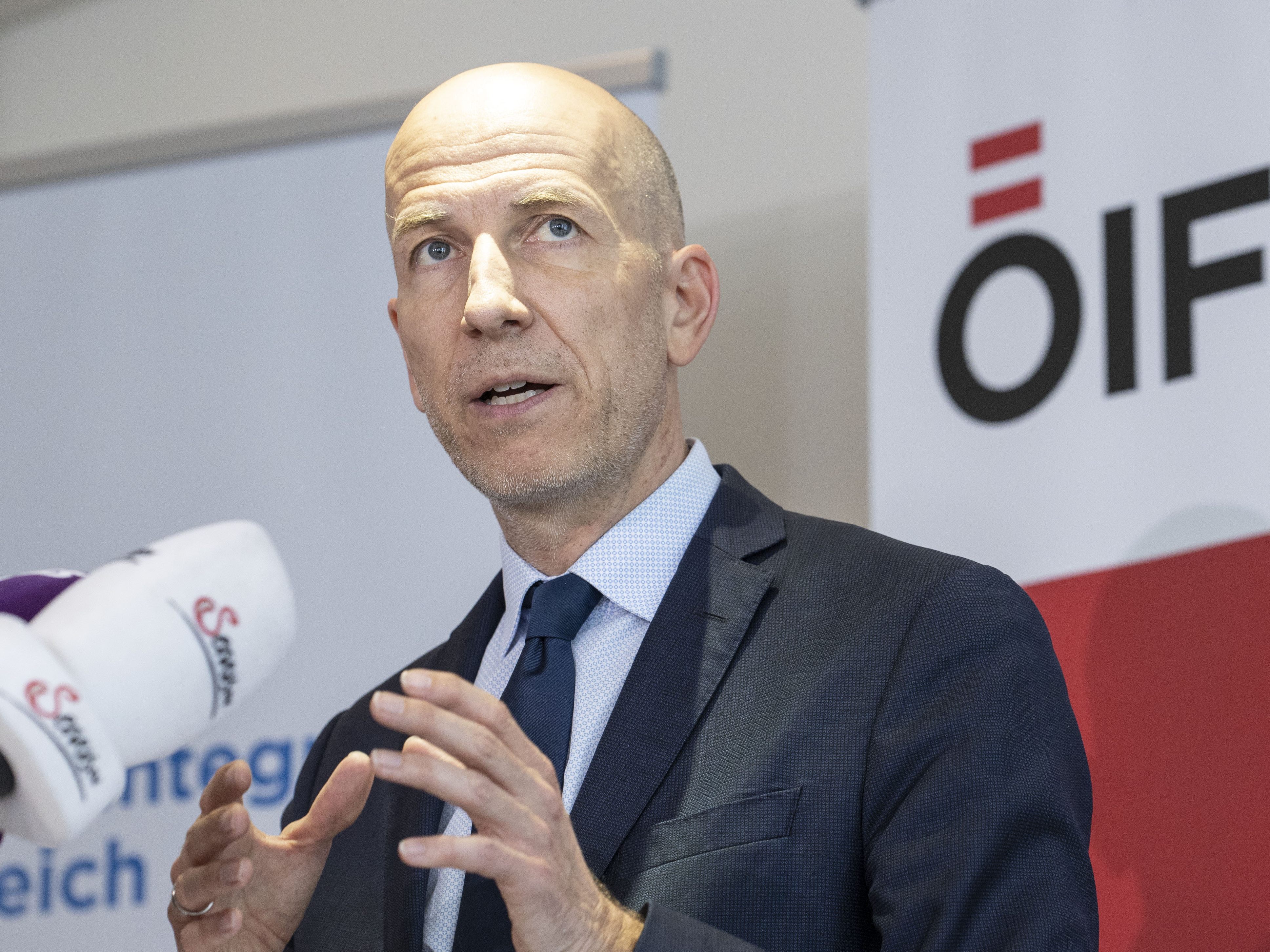 Laut Arbeitsminister Martin Kocher (ÖVP) sinkt die Arbeitslosigkeit in Österreich nur schwach.