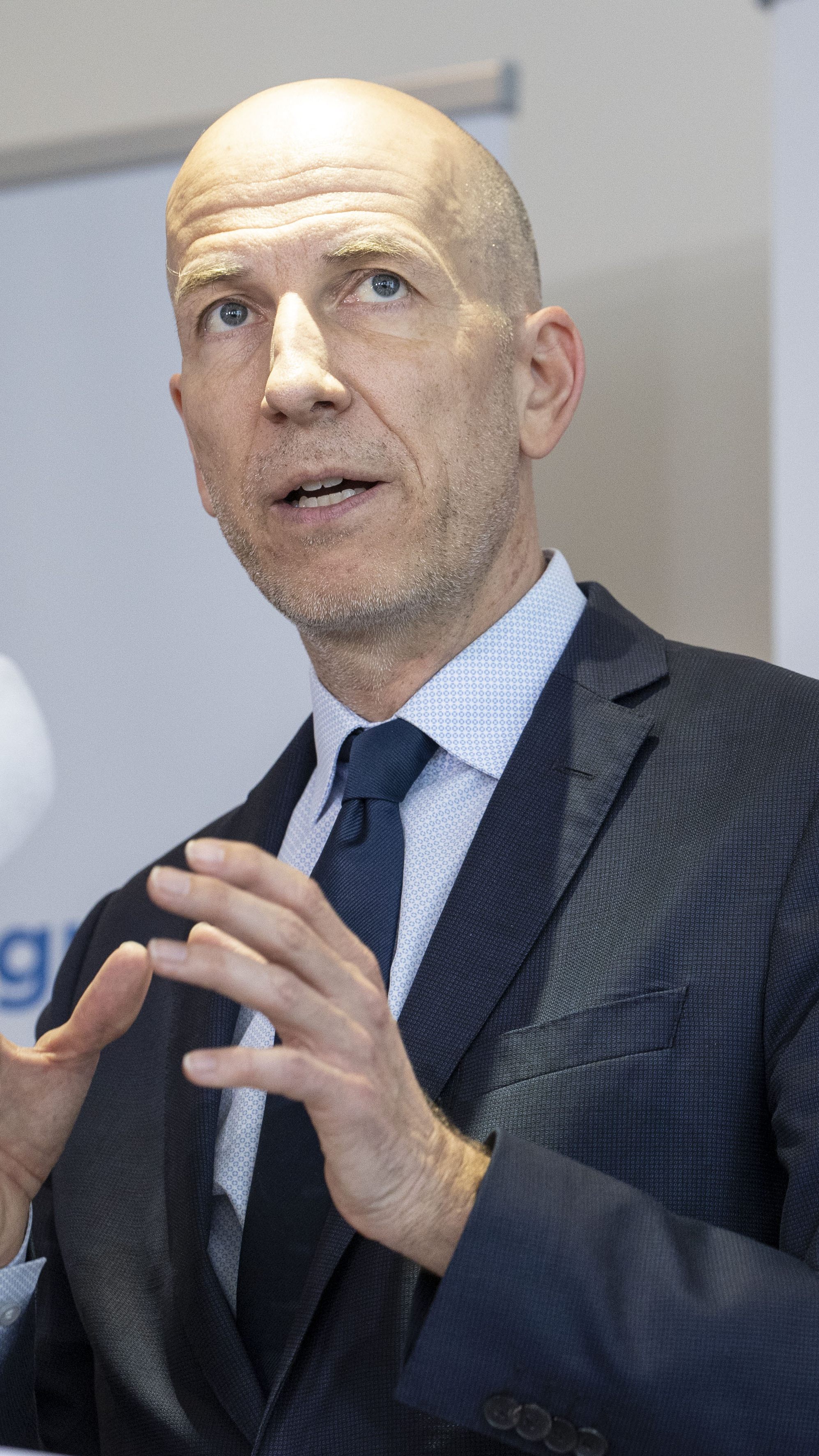 Laut Arbeitsminister Martin Kocher (ÖVP) sinkt die Arbeitslosigkeit in Österreich nur schwach.