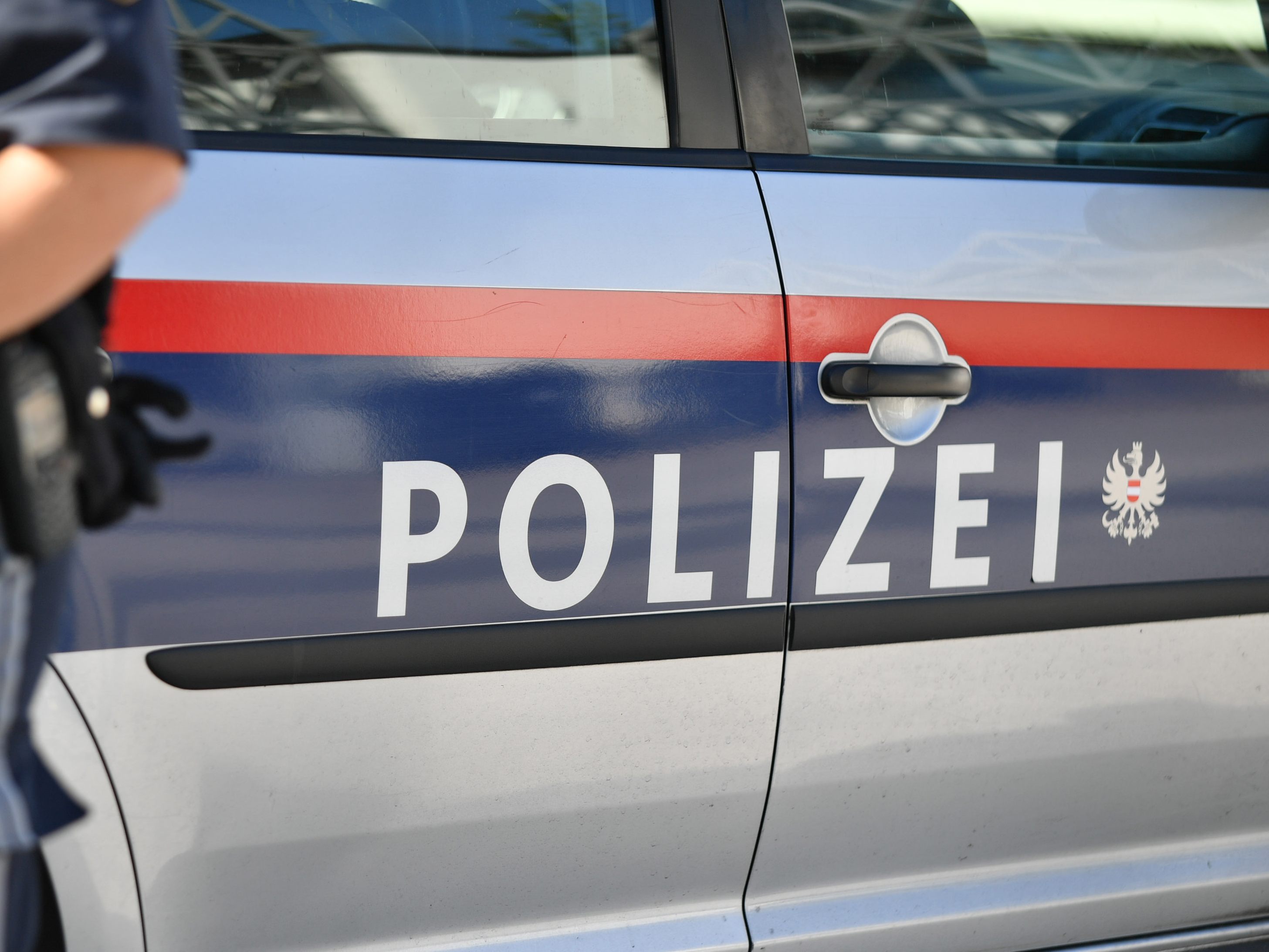 Ein 19-Jähriger soll einer 21-Jährigen mit einer Glasflasche ins Gesäß geschnitten haben.