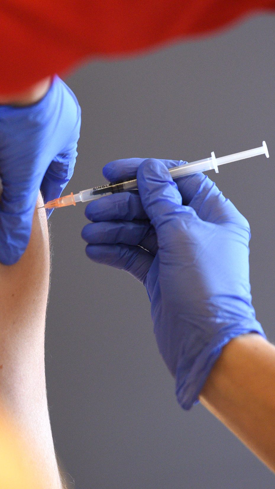 Dreifach-Geimpfte sind bei Omikron-Infektion weniger ansteckend