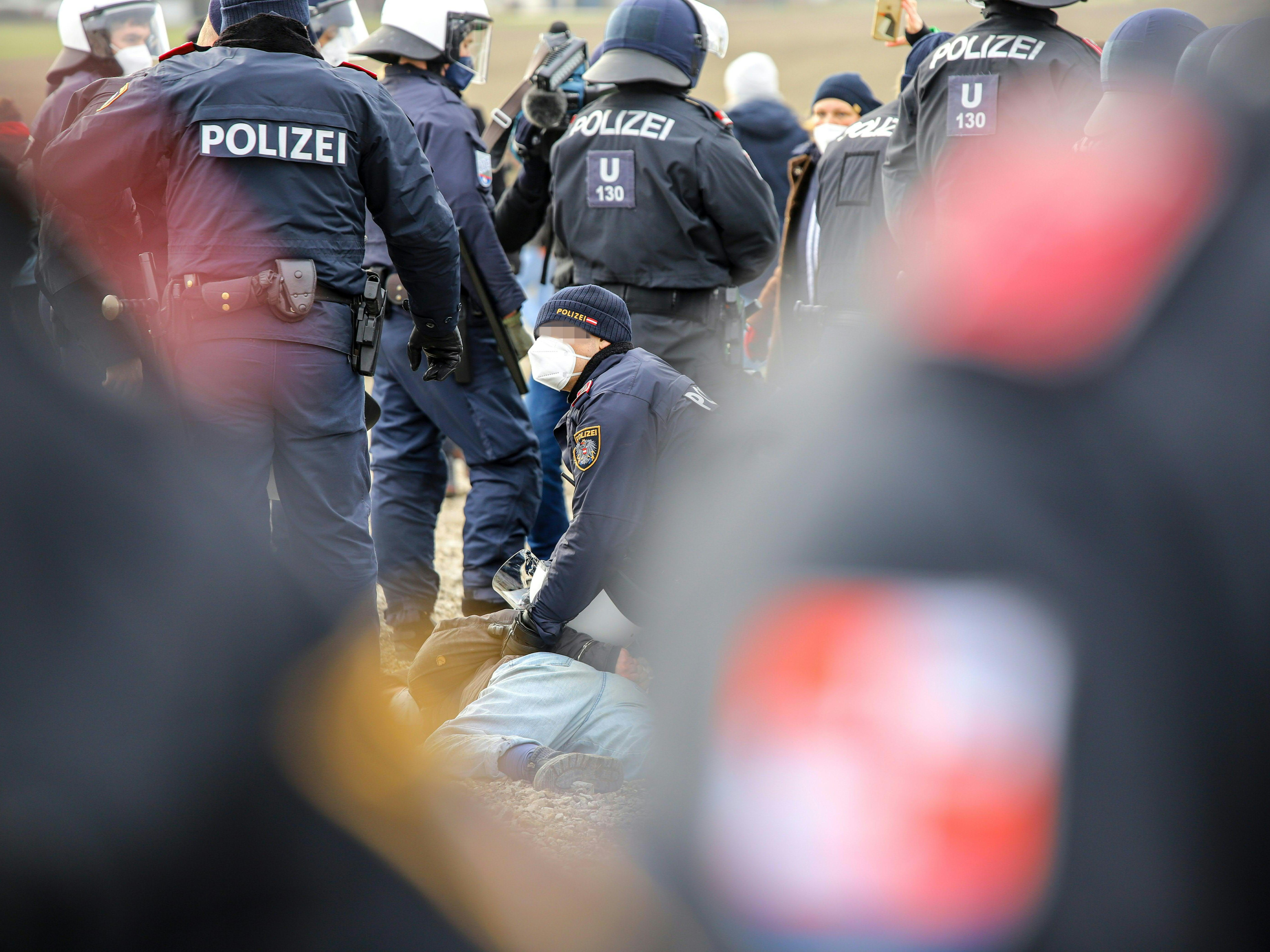Mutmaßlicher Polizeiübergriff bei Räumung in der Wiener Lobau. Mutmaßlicher Polizeiübergriff bei Räumung in der Wiener Lobau.