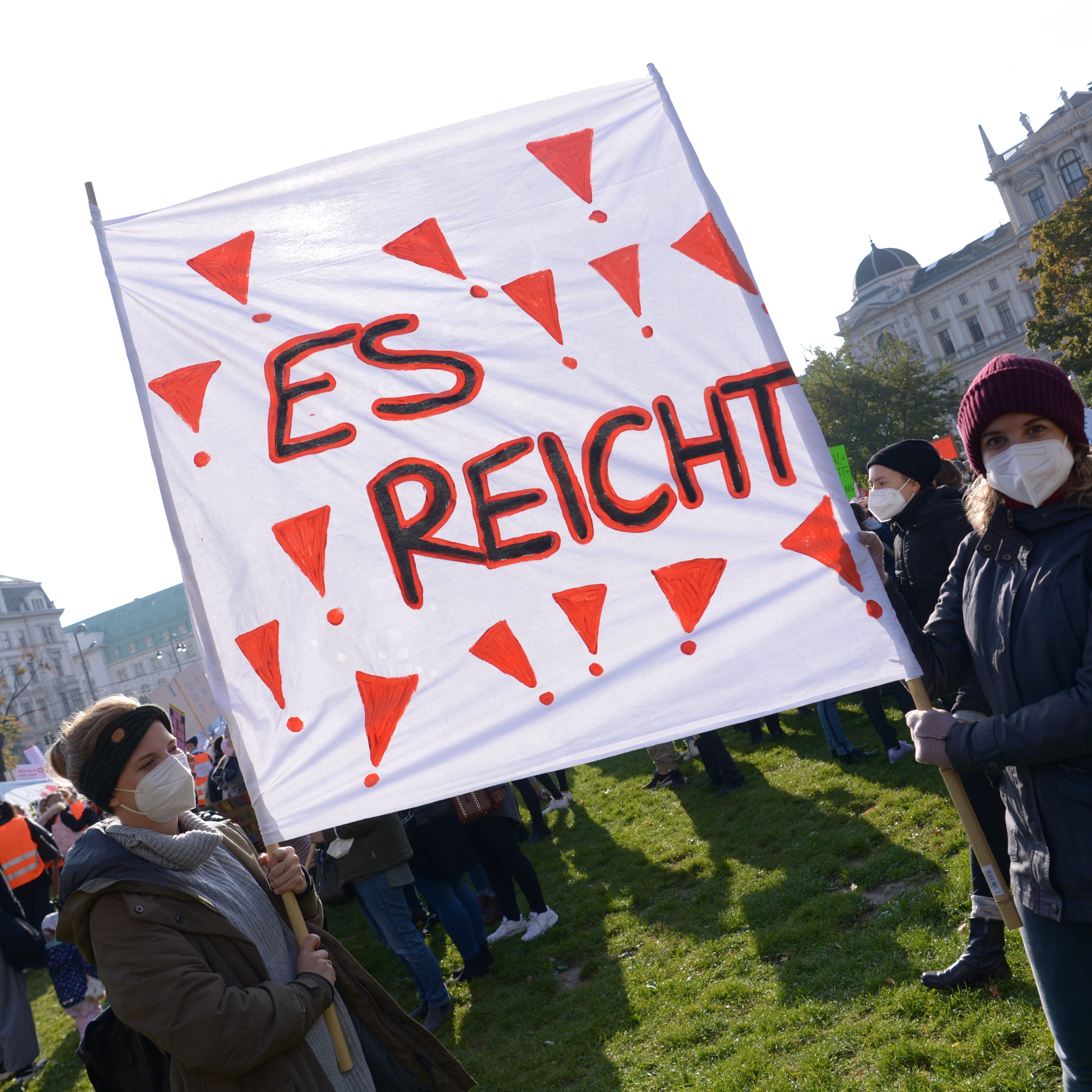 Die Erwachsenenbildner gehen für mehr Geld auf die Straße.