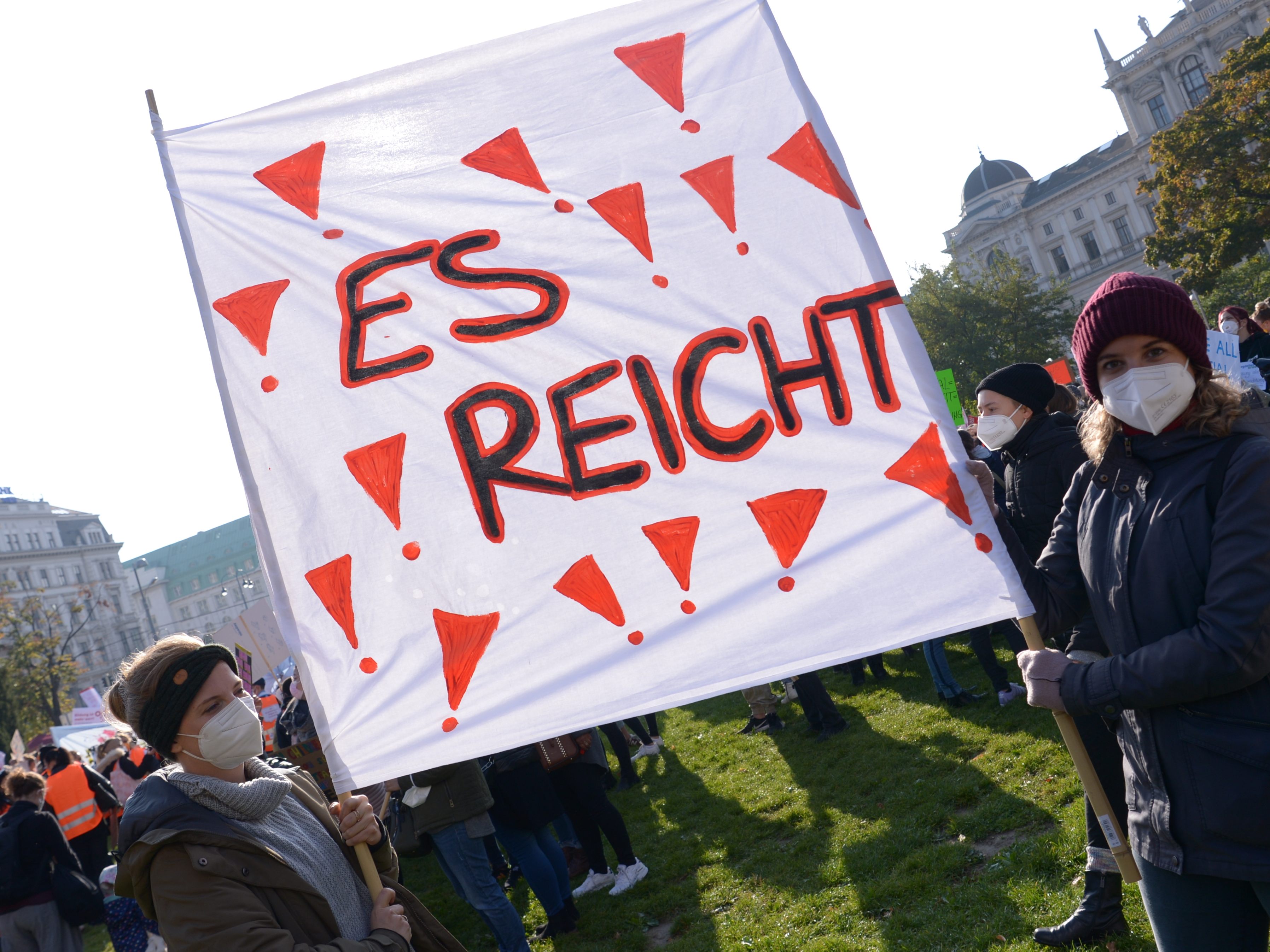 Die Erwachsenenbildner gehen für mehr Geld auf die Straße.