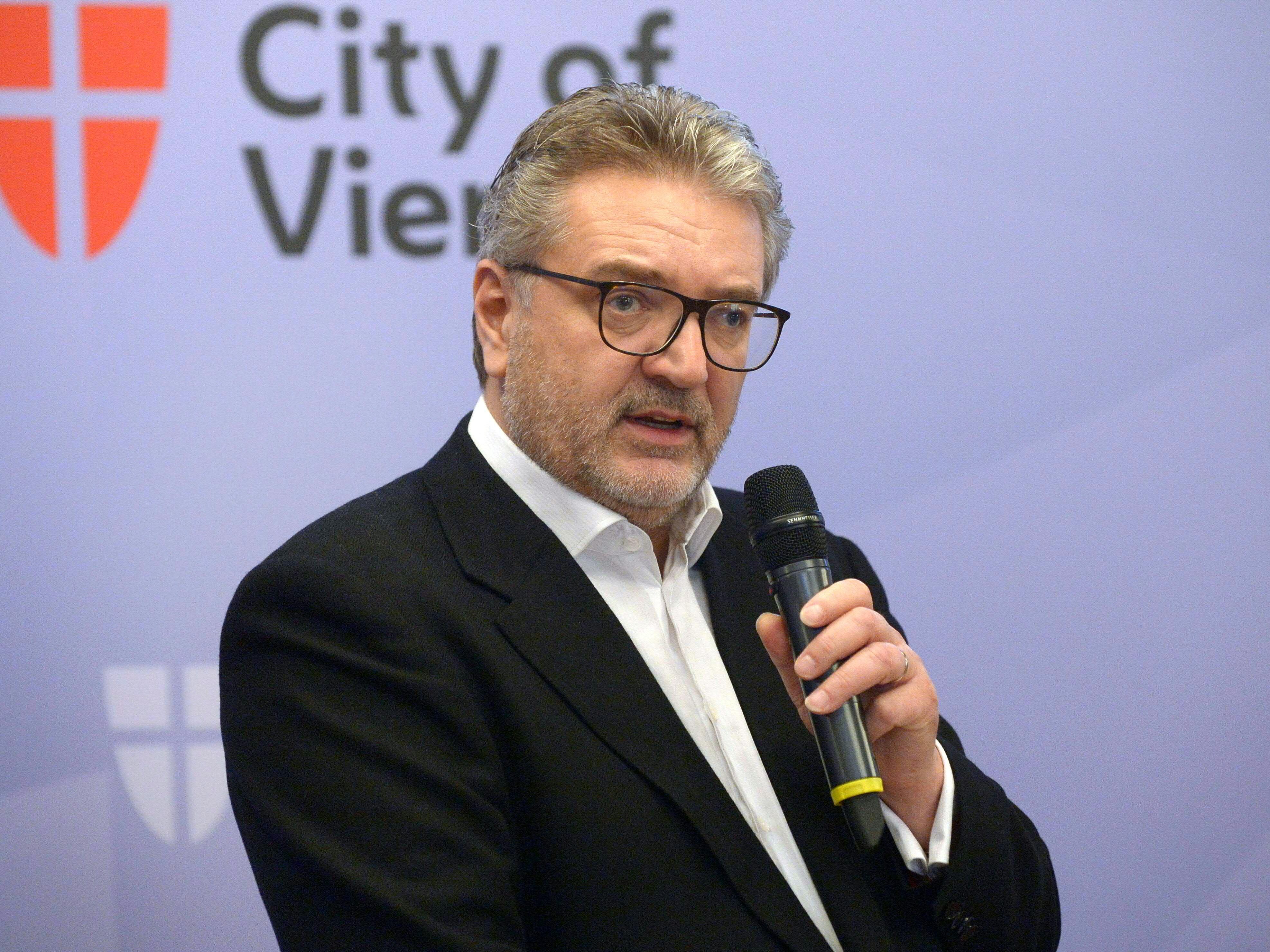 Der Wiener Gesundheitsstadtrat Peter Hacker (SPÖ) kündigte das Ende der 2G-Regeln in der Wiener Gastronomie an. Der Wiener Gesundheitsstadtrat Peter Hacker (SPÖ) kündigte das Ende der 2G-Regeln in der Wiener Gastronomie an.